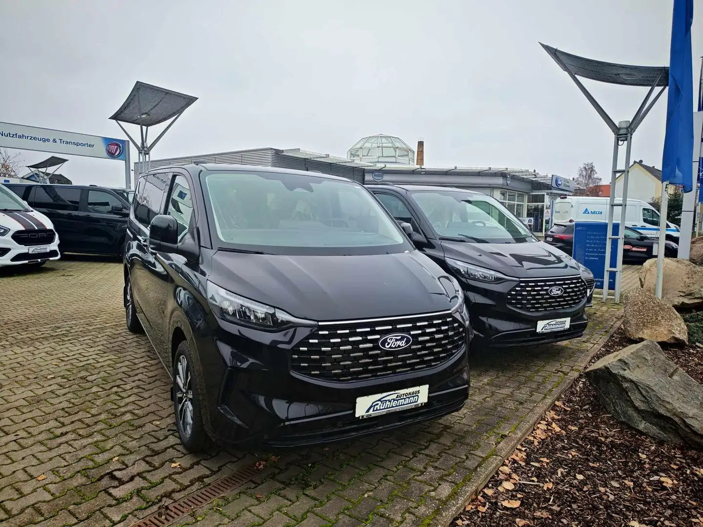 Ford Tourneo Custom TiTANIUM X L1 AUTOMATIK VOLL AHK LEDER LED B&O-SOU Schwarz - 1