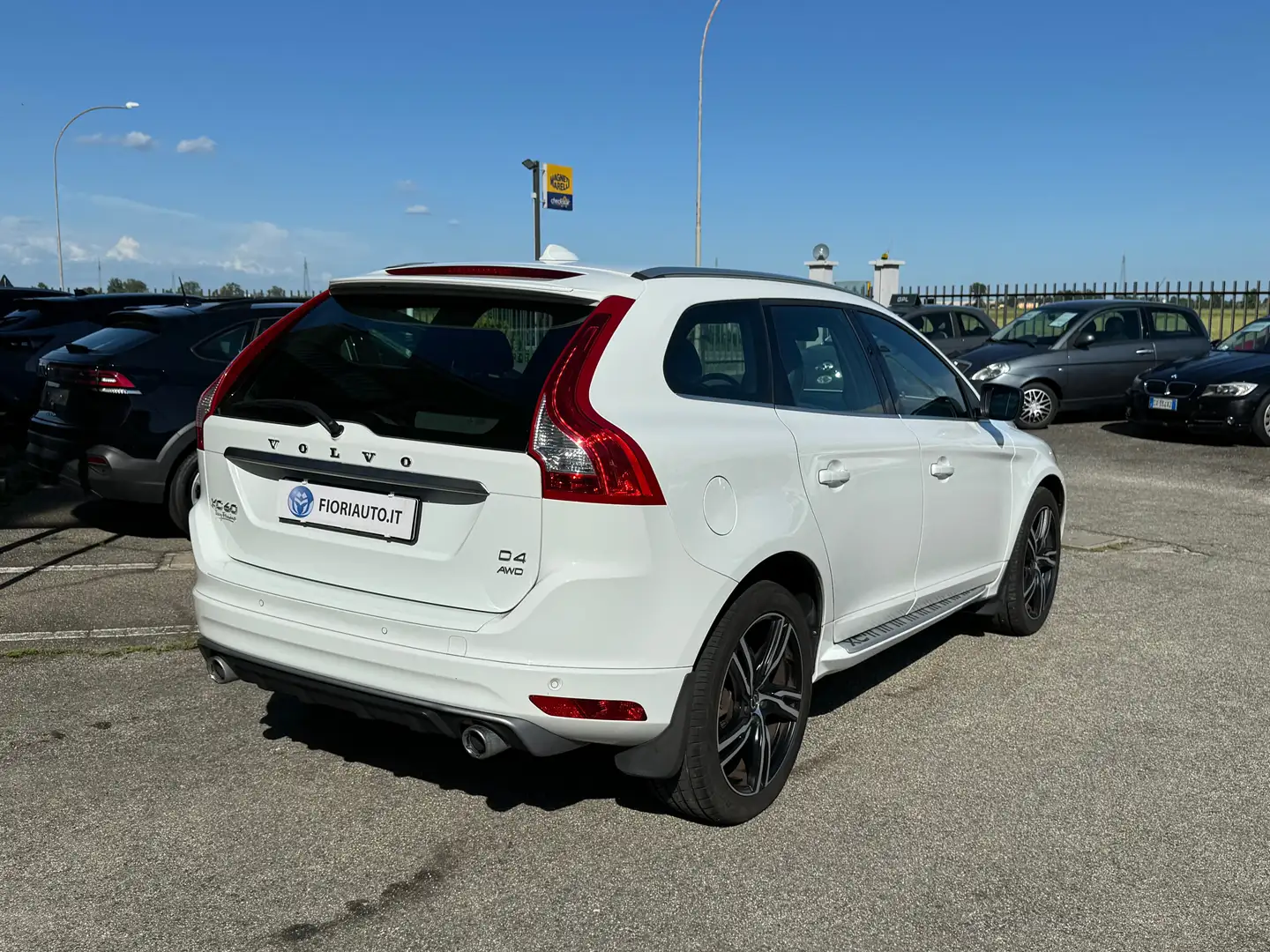 Volvo XC60 2.0 R-design 190cv - PROMO ANNO NUOVO! Bianco - 2