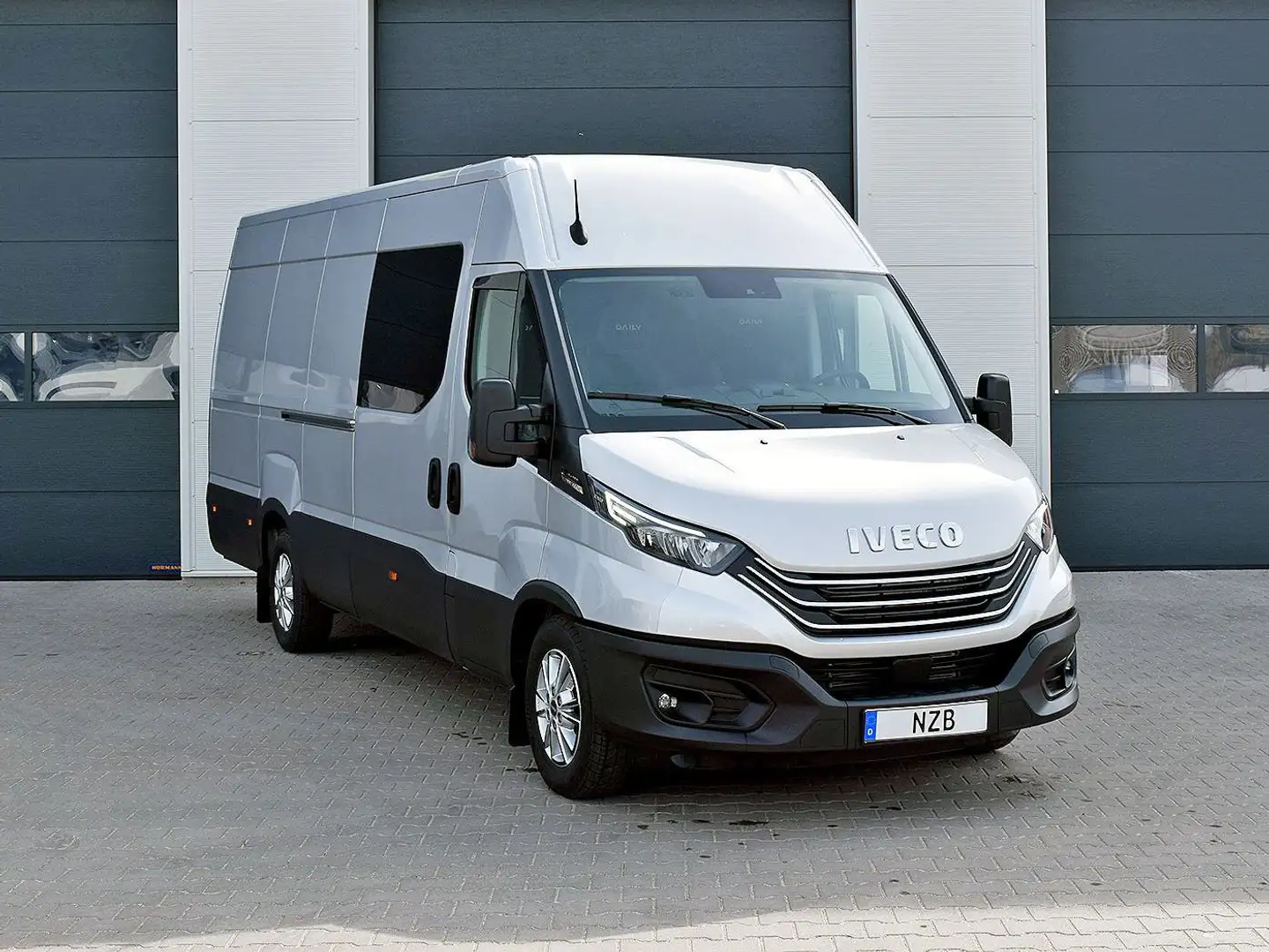 Iveco Daily L4H2 Doppelkabine Luftfahrwerk Navi SOFORT Grau - 1