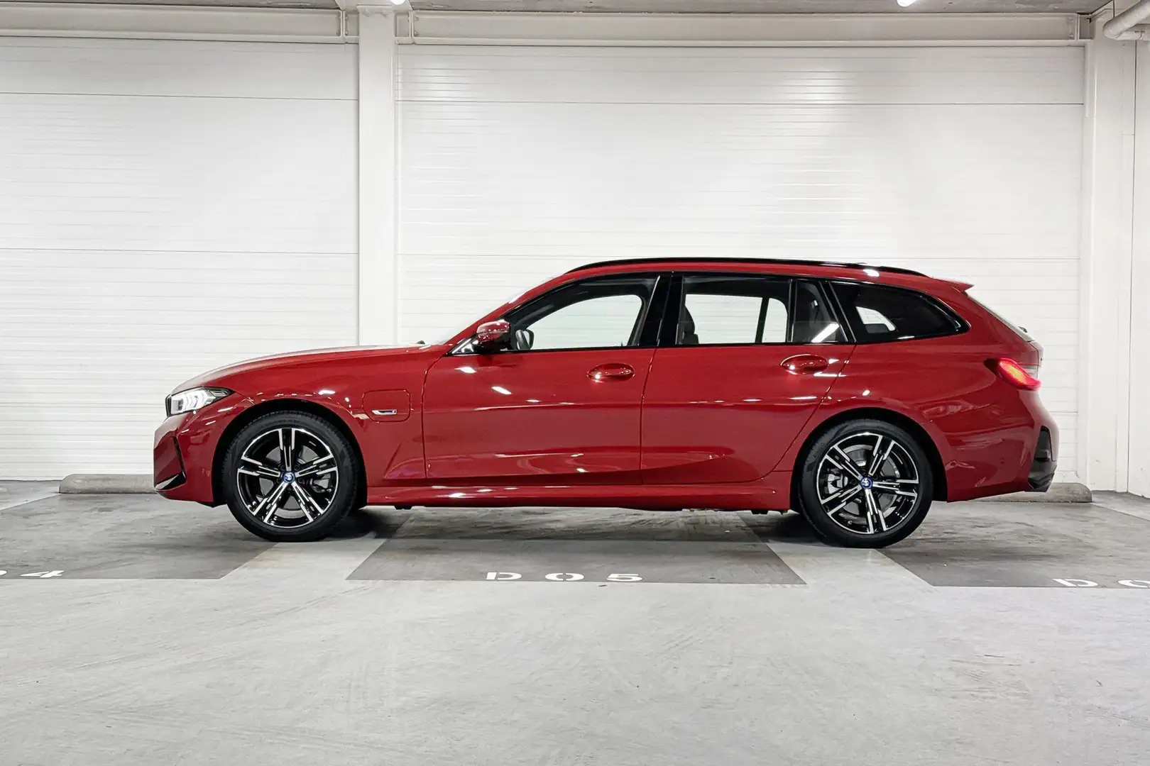 BMW 330 3 Serie Touring 330e xDrive l M-Sport Rood - 2