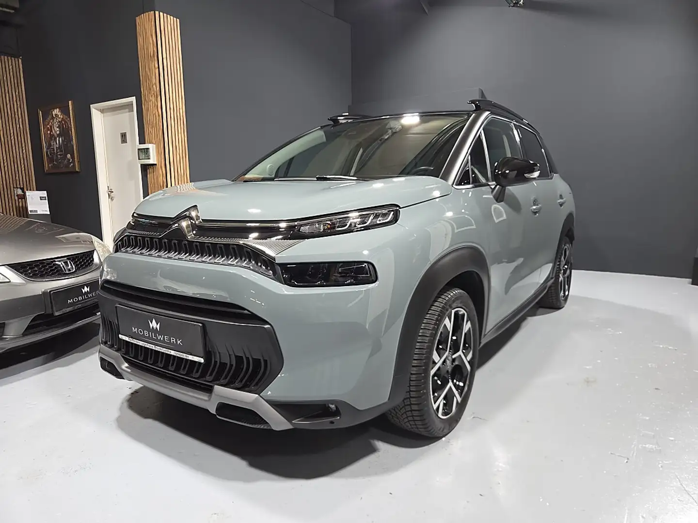 Citroen C3 Aircross 1.2 PureTech 110 Shine ** nur 7.000 km ** Grau - 2