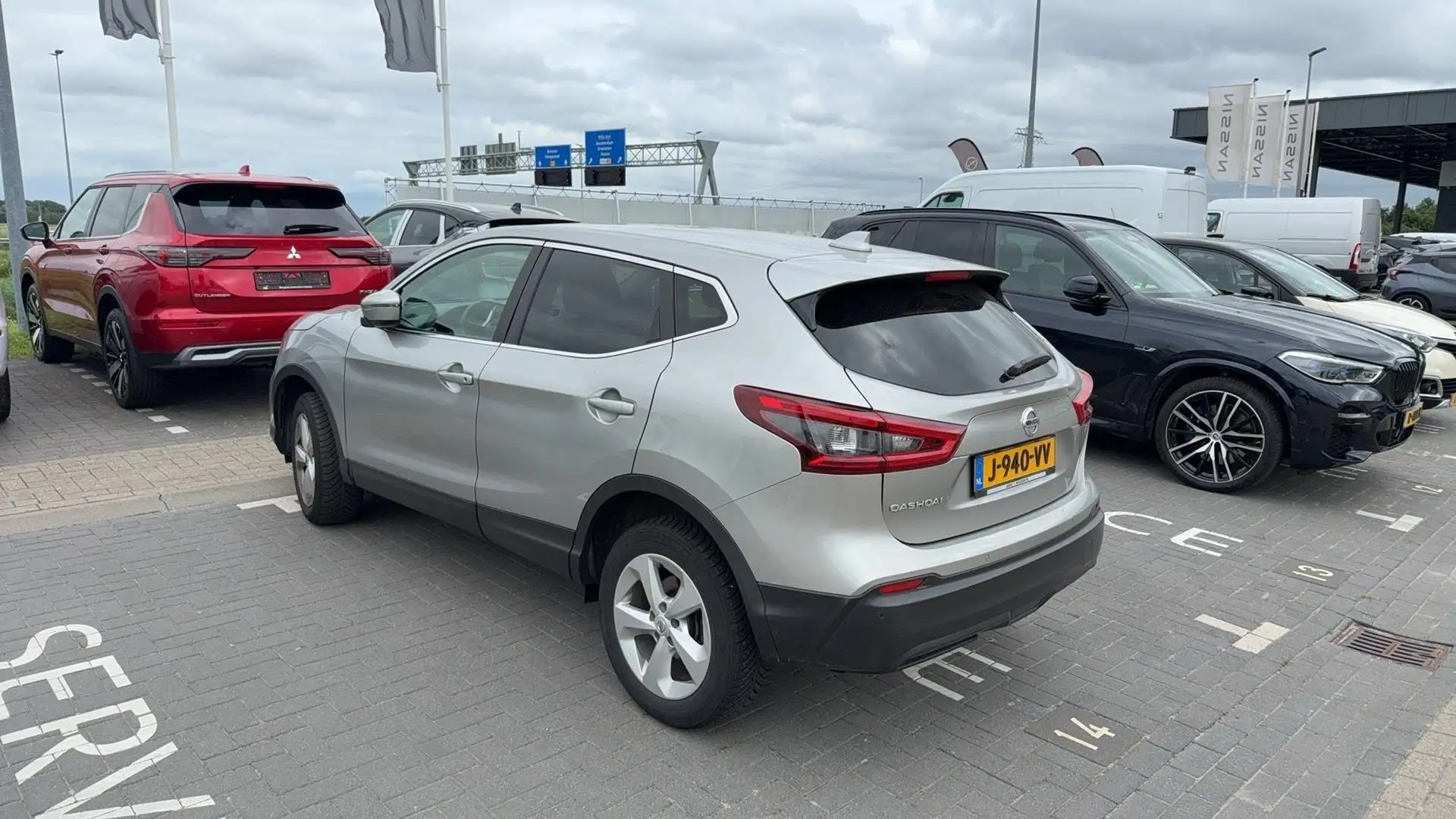 Nissan Qashqai 1.2 N-Connecta | Full map navigatie | Rondomzicht Grijs - 2