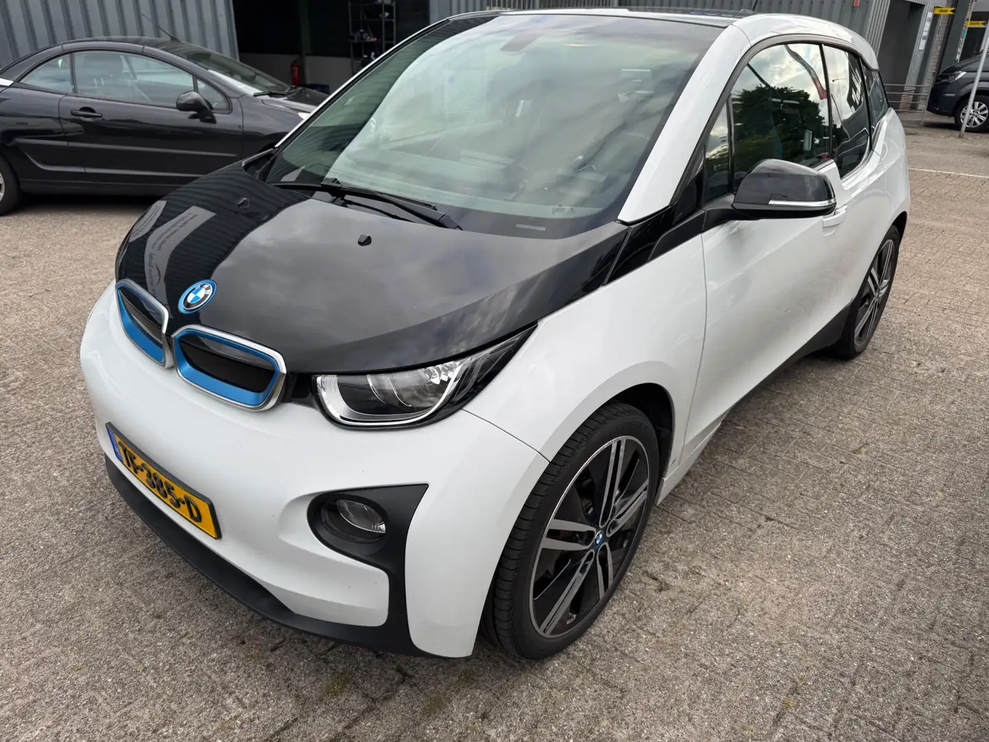 BMW i3 Basis 22 kWh Automaat, Airco, Led White - 1