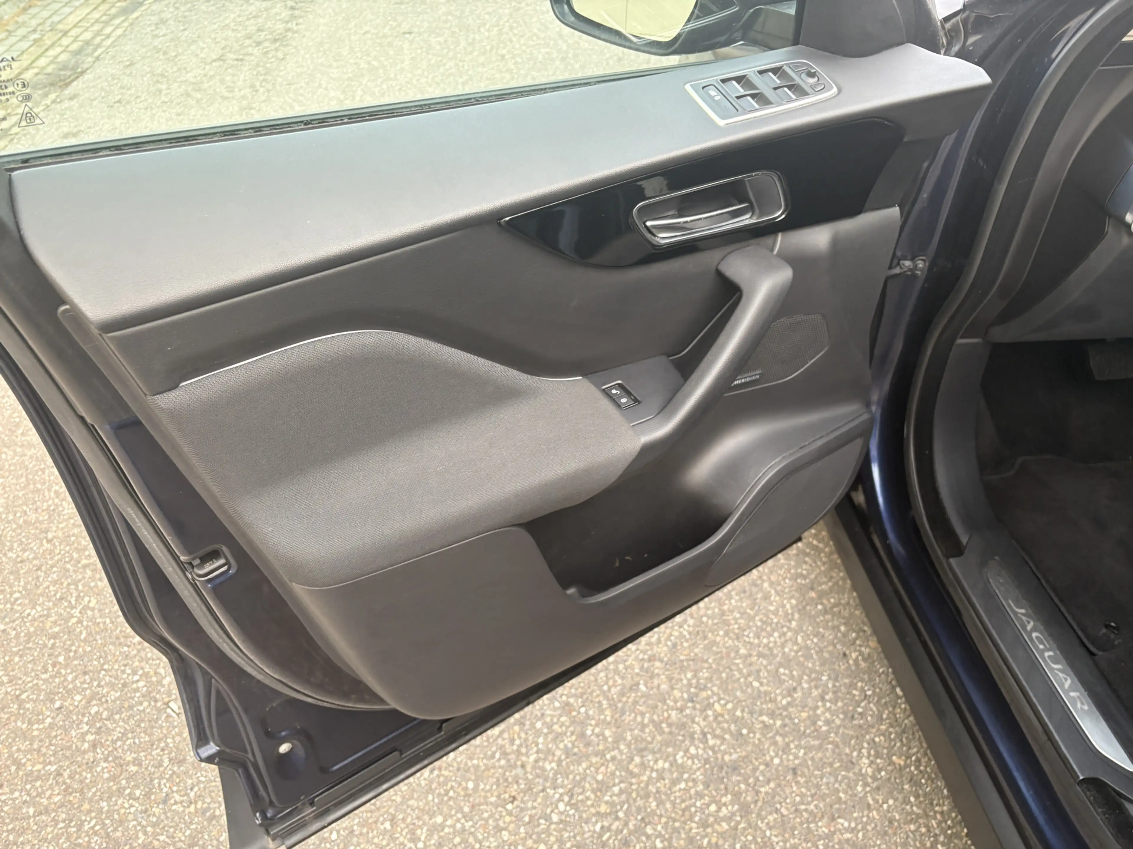 Jaguar F-Pace 2.0 Prestige 20d / AUTOMAAT / NAVI / CRUISE — photo 6