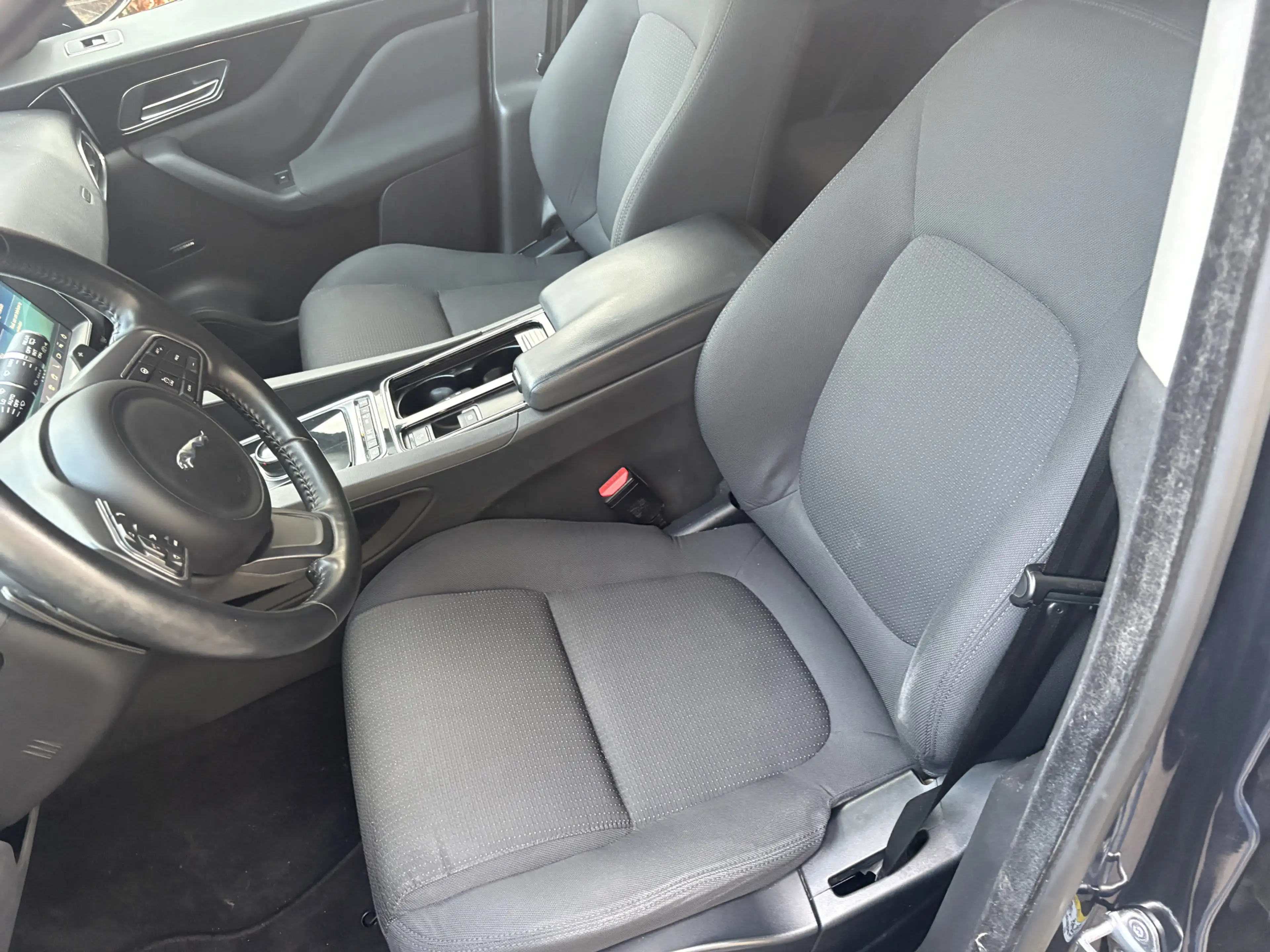 Jaguar F-Pace 2.0 Prestige 20d / AUTOMAAT / NAVI / CRUISE — photo 8