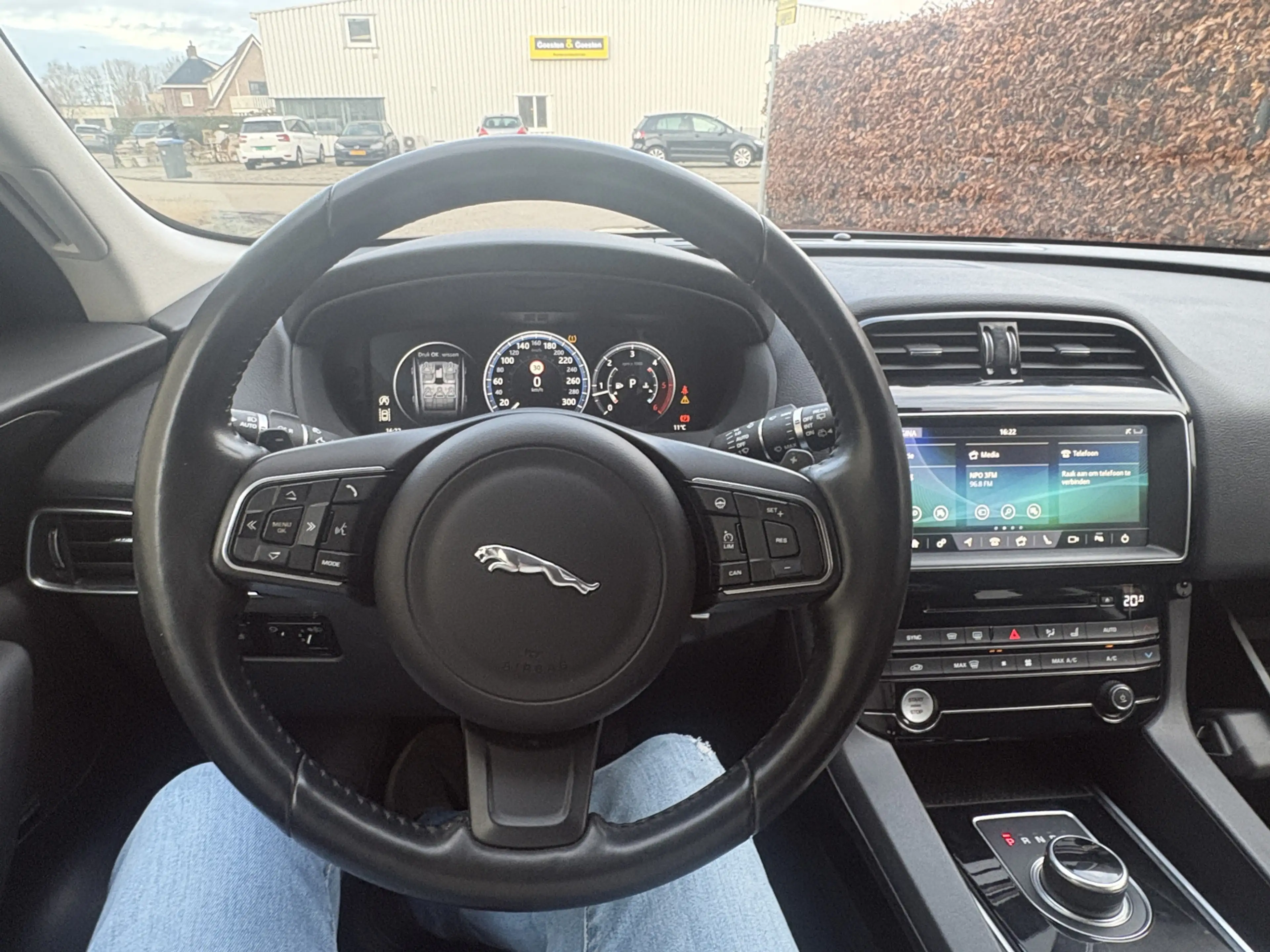Jaguar F-Pace 2.0 Prestige 20d / AUTOMAAT / NAVI / CRUISE — photo 13