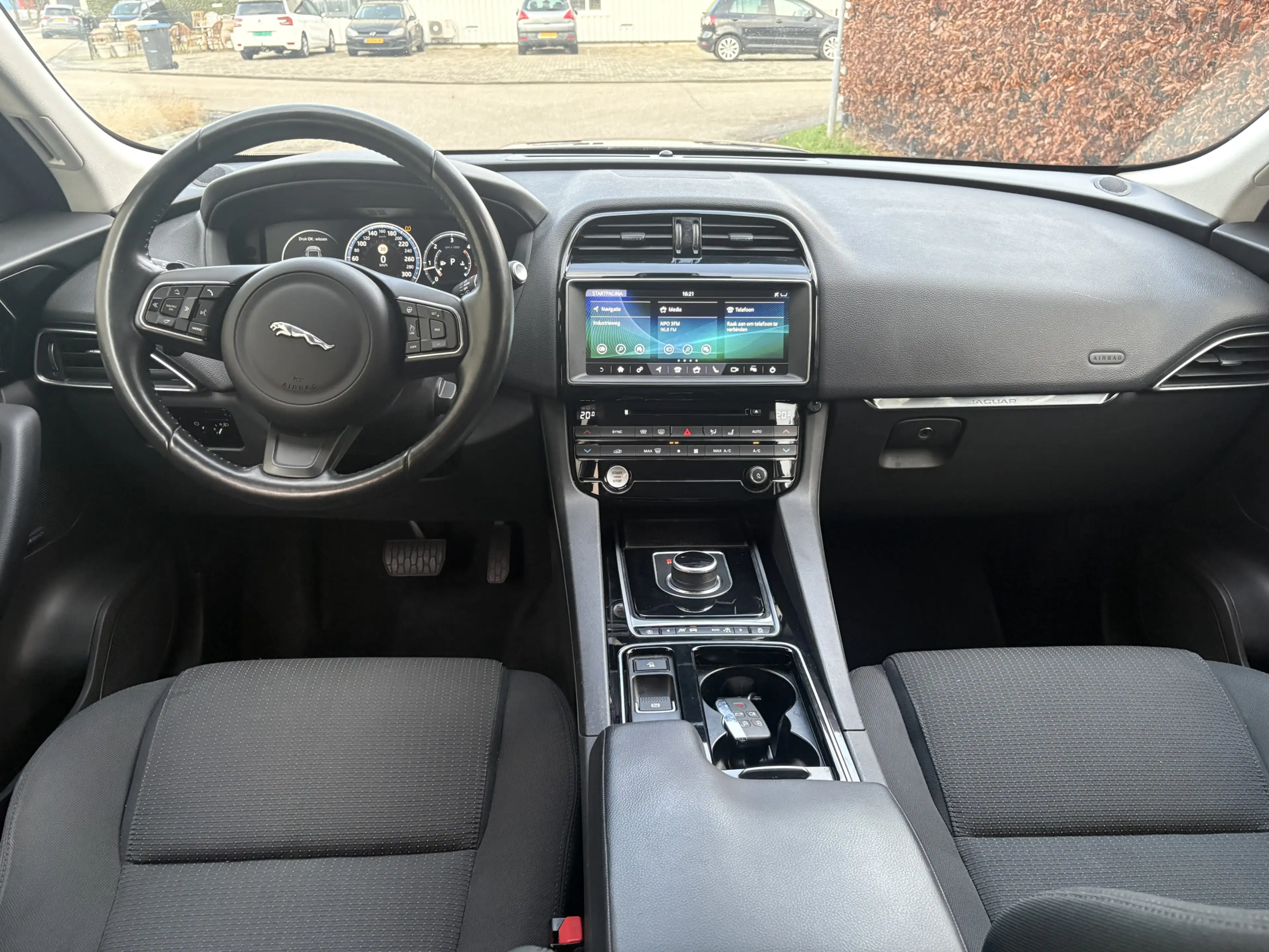 Jaguar F-Pace 2.0 Prestige 20d / AUTOMAAT / NAVI / CRUISE — photo 3