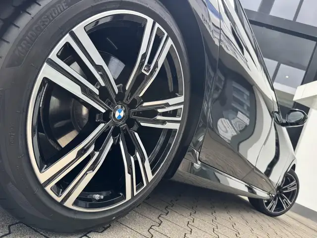 BMW 7 Series view 5