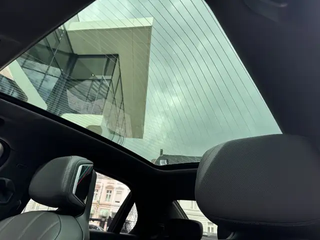 BMW 7 Series view 13