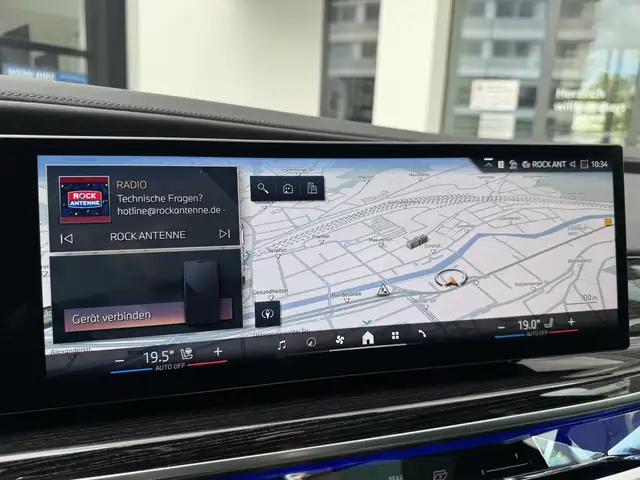 BMW 7 Series view 14