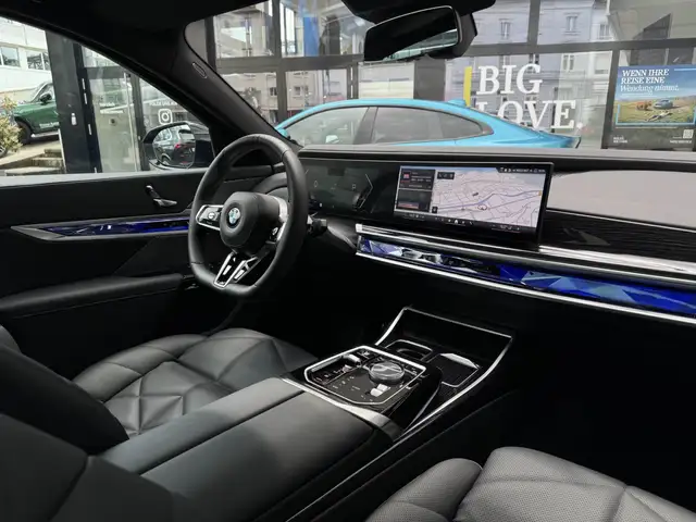 BMW 7 Series view 10