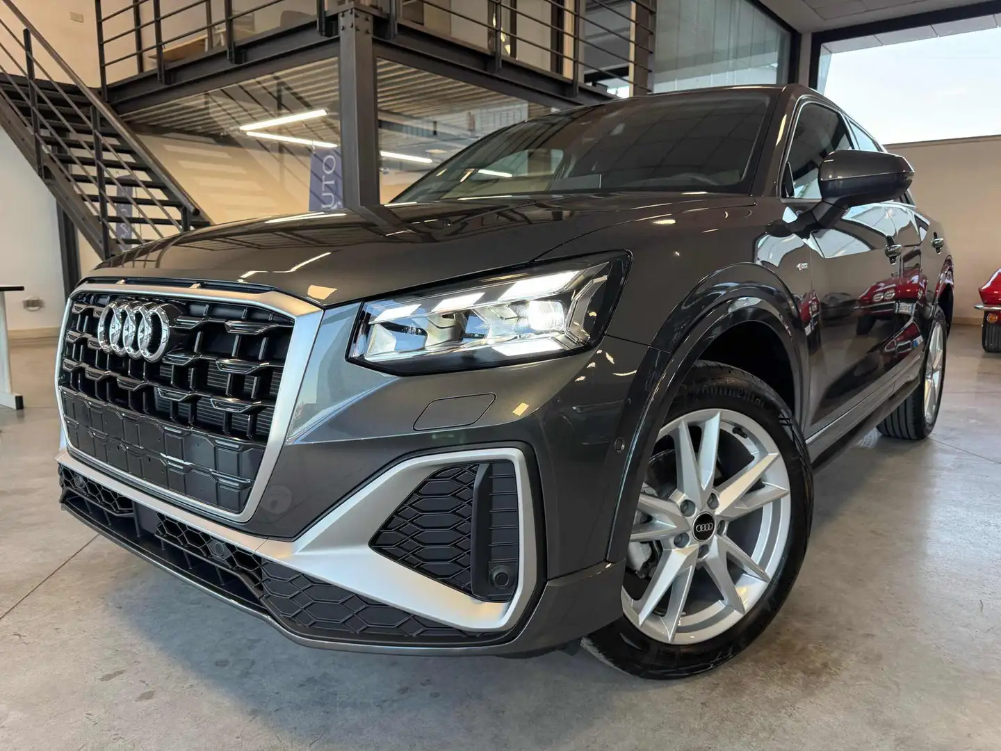 Audi Q2 30 TFSI S line Edition "Km 1813" Gris - 1