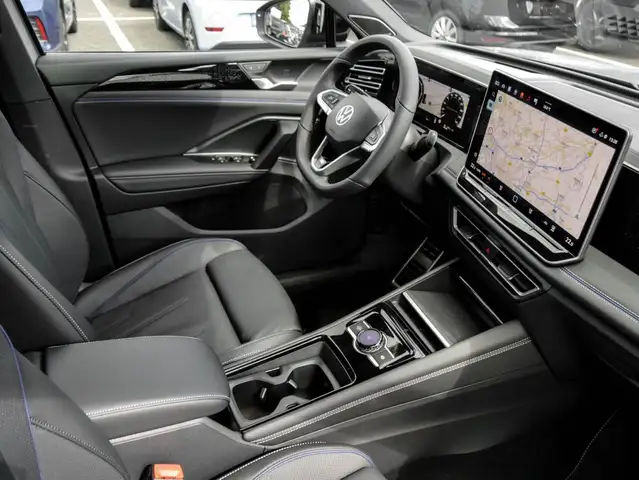 Volkswagen Tiguan view 3