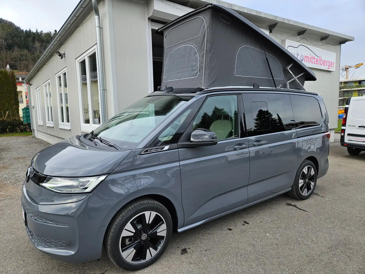 Volkswagen T7 California Beach TDI DSG Grau - 2