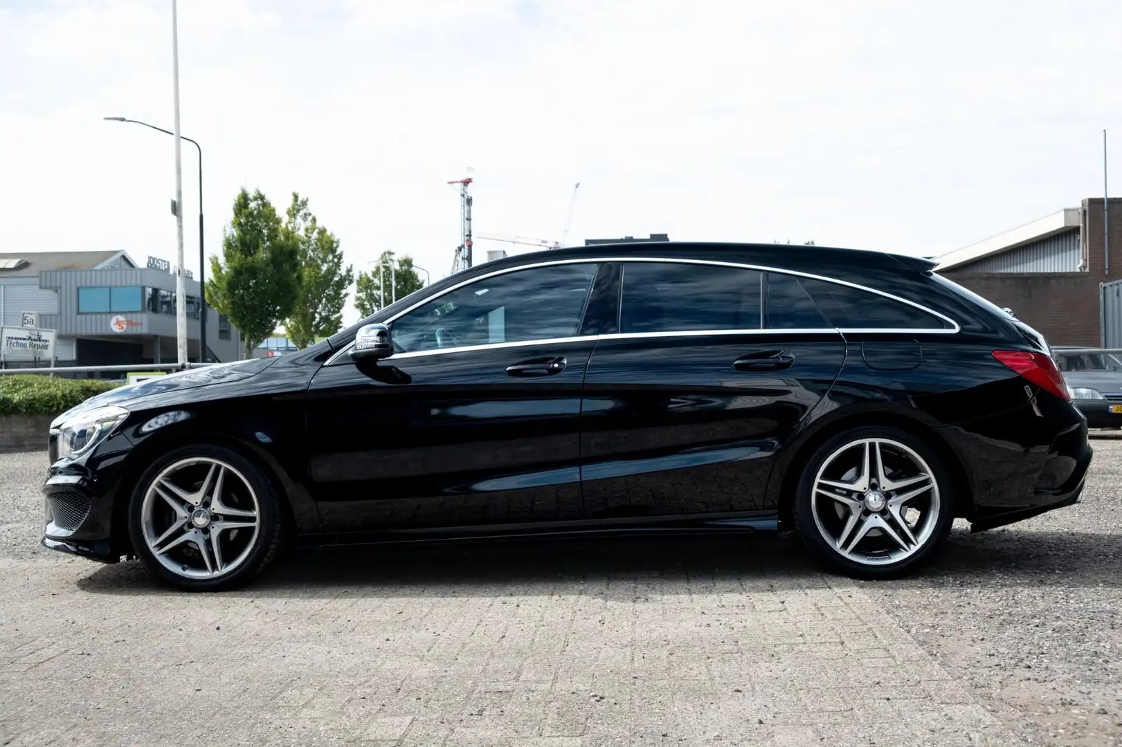 Mercedes-Benz CLA 180 Shooting Brake AMG | NAVI | Stoelverwarming Zwart - 2