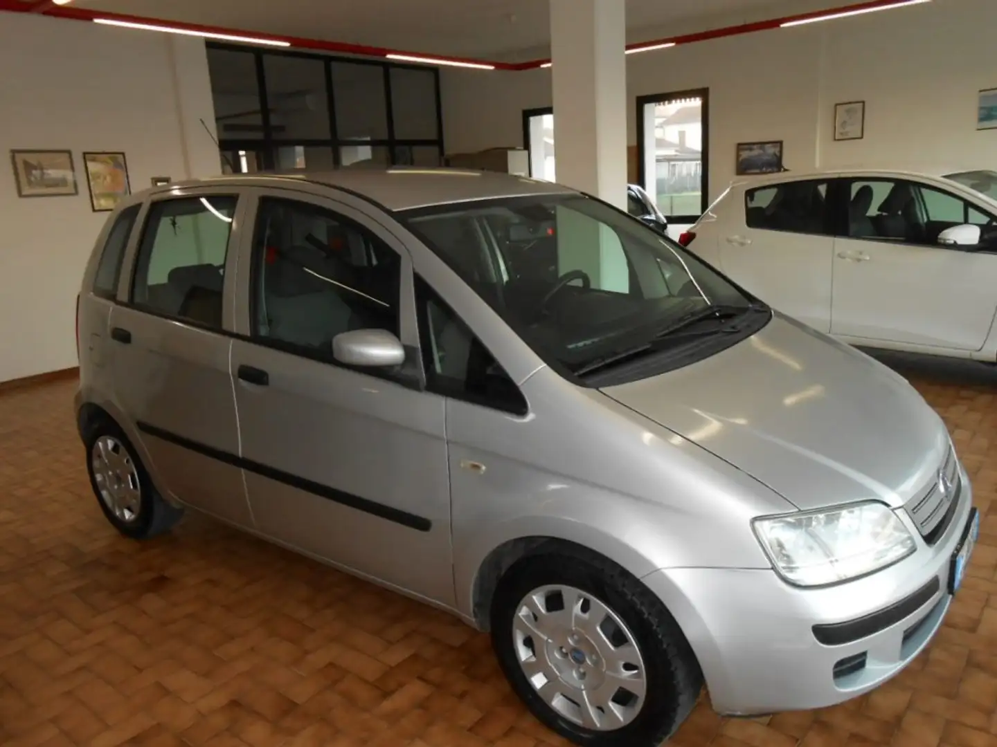 Fiat Idea 1.3 Multijet 16V 70 CV ok Neopat. Stříbrná - 2