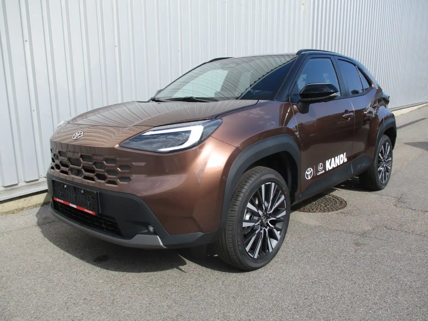 Toyota Yaris Cross 1.5 E FWD Lounge ACC+LED+Navi+SHZ+LM Braun - 2