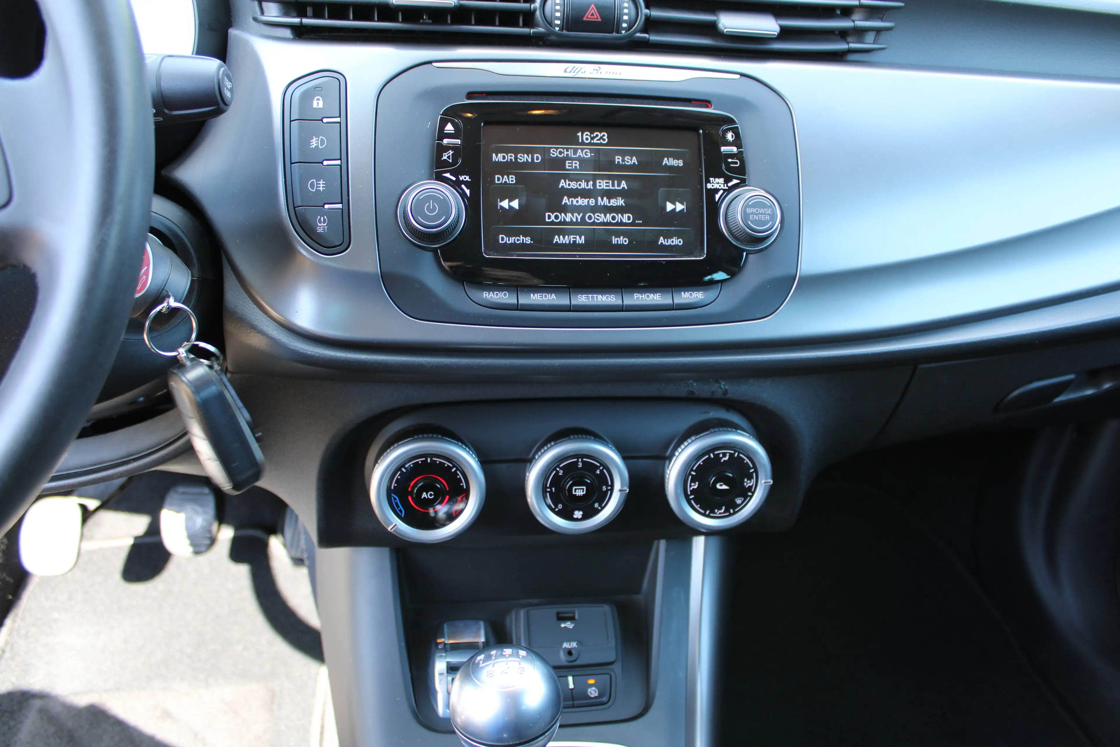 Alfa Romeo Giulietta Klima, LM-Räder, Bluetooth, USB, Parksensoren, ZV mit Funk — photo 10