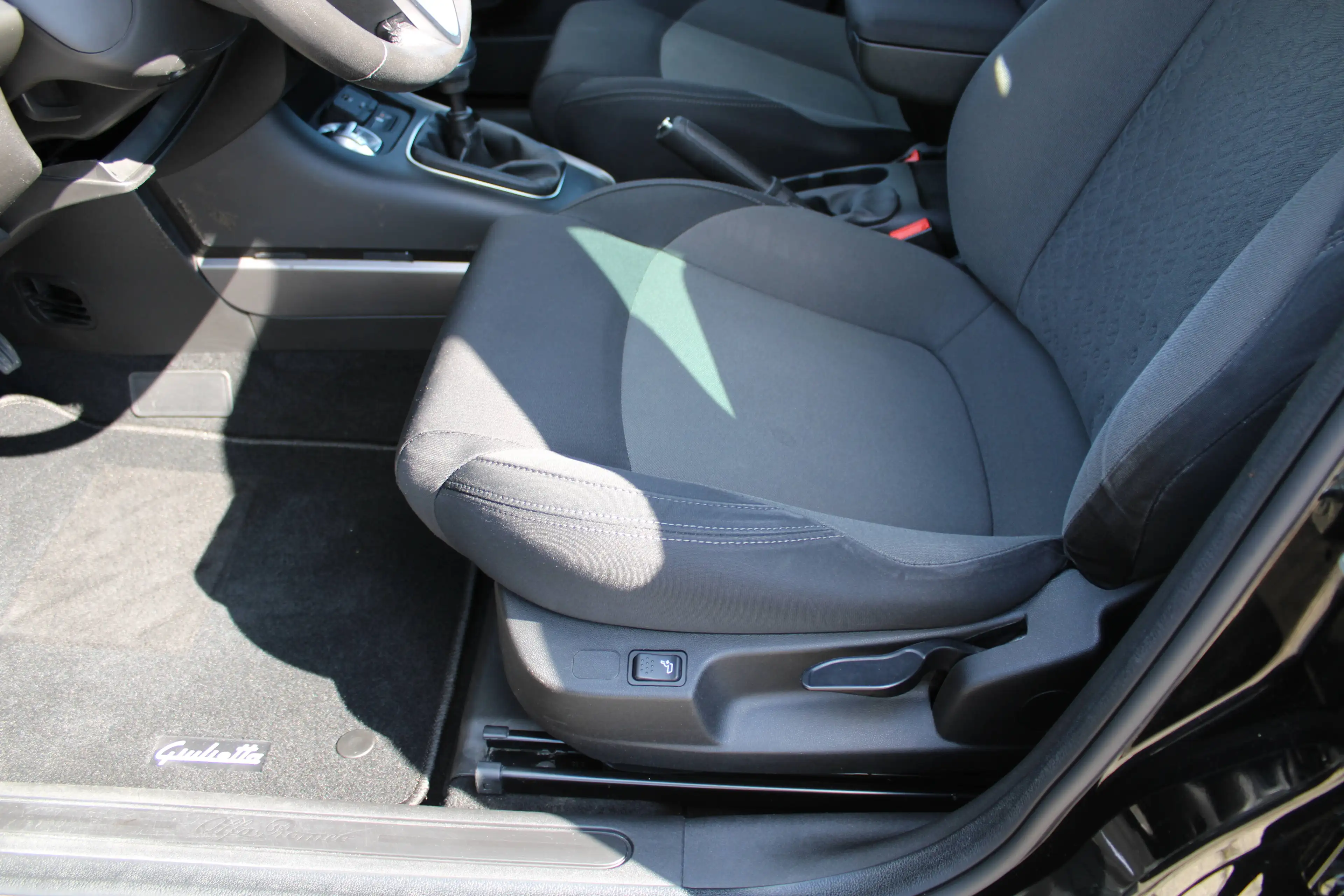 Alfa Romeo Giulietta Klima, LM-Räder, Bluetooth, USB, Parksensoren, ZV mit Funk — photo 7