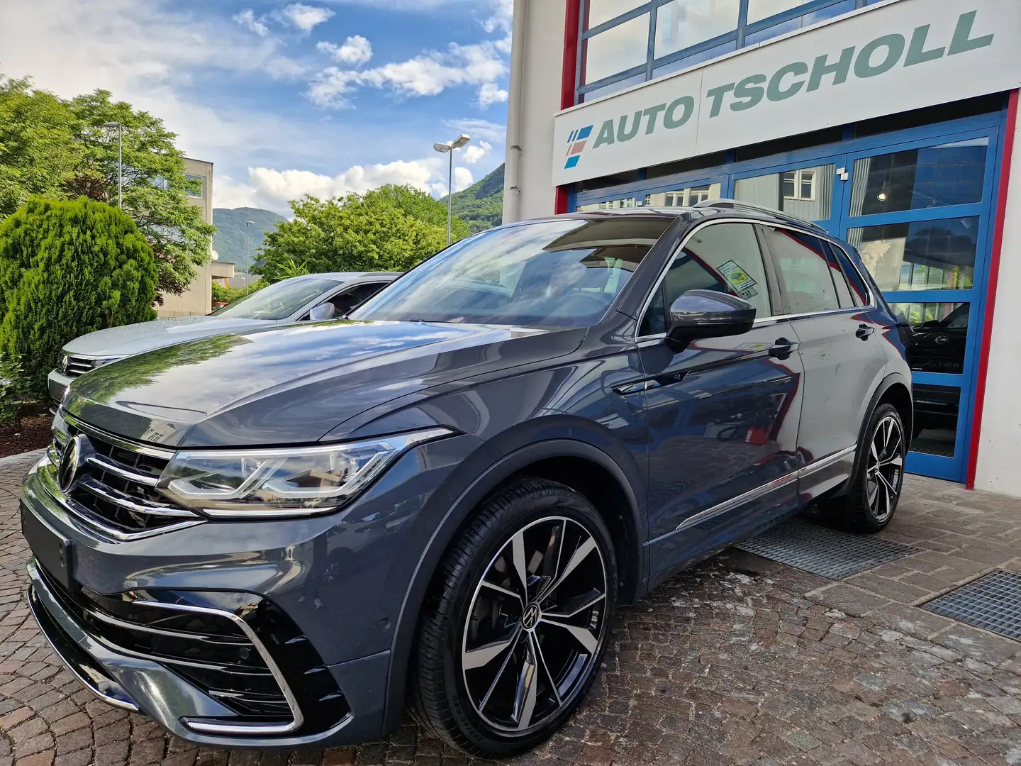 Volkswagen Tiguan 2.0TDI 200CV 4MOTION DSG R-Line Matrix DigCock ACC Grijs - 1