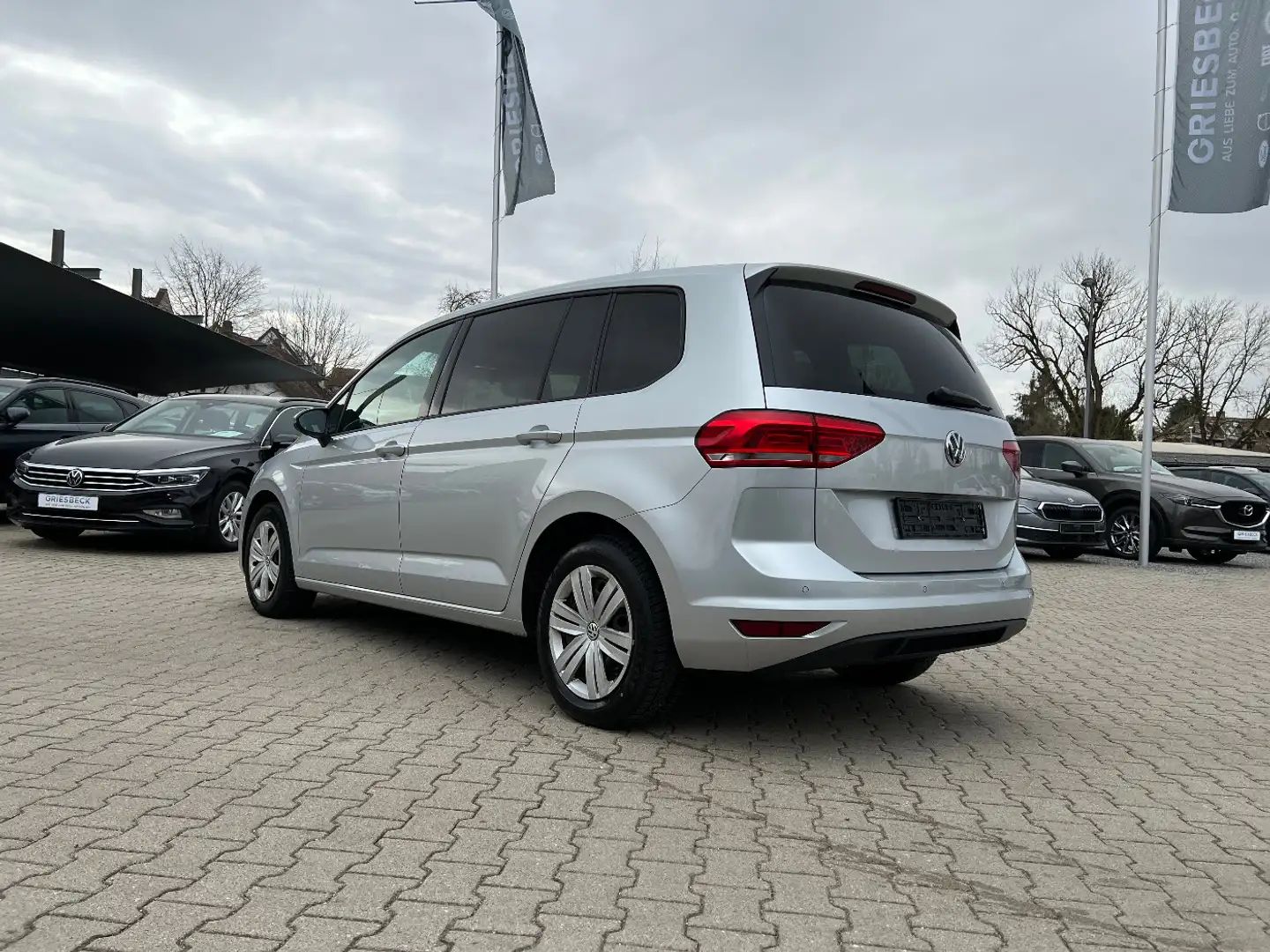 Volkswagen Touran 1.6 TDI DSG *7 Sitzer Navi Sitzh. AHK* Plateado - 2