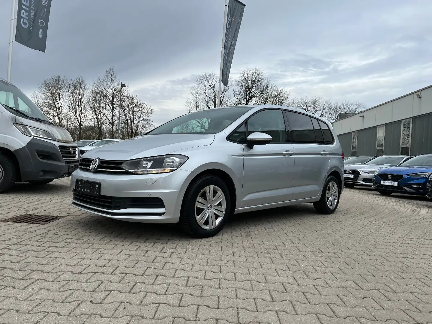 Volkswagen Touran 1.6 TDI DSG *7 Sitzer Navi Sitzh. AHK* Ezüst - 1