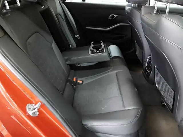 BMW 3 Series view 14