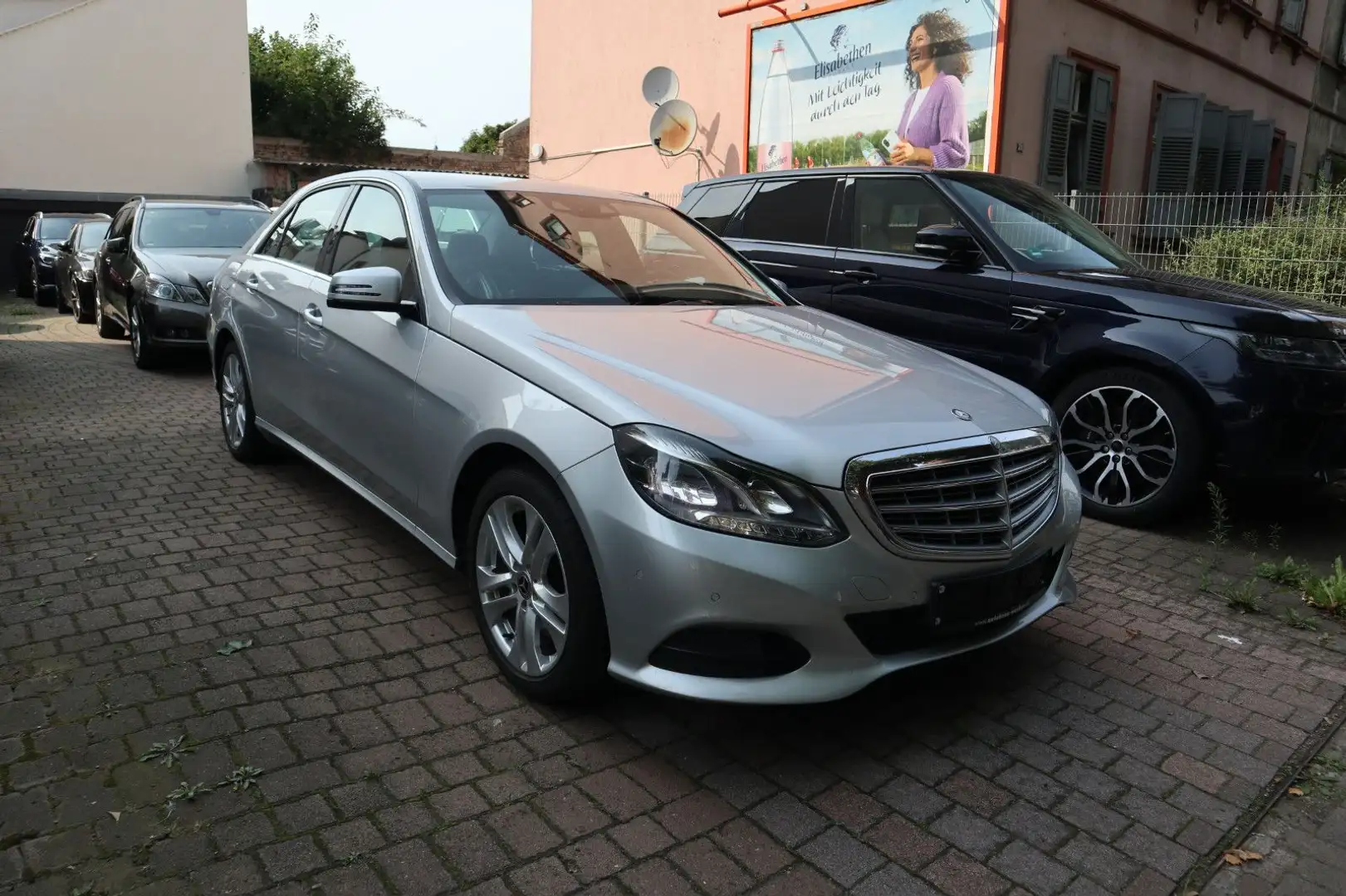 Mercedes-Benz E 300 CGI Lim. BlueEfficiency 1.HAND LED AHK Silber - 1