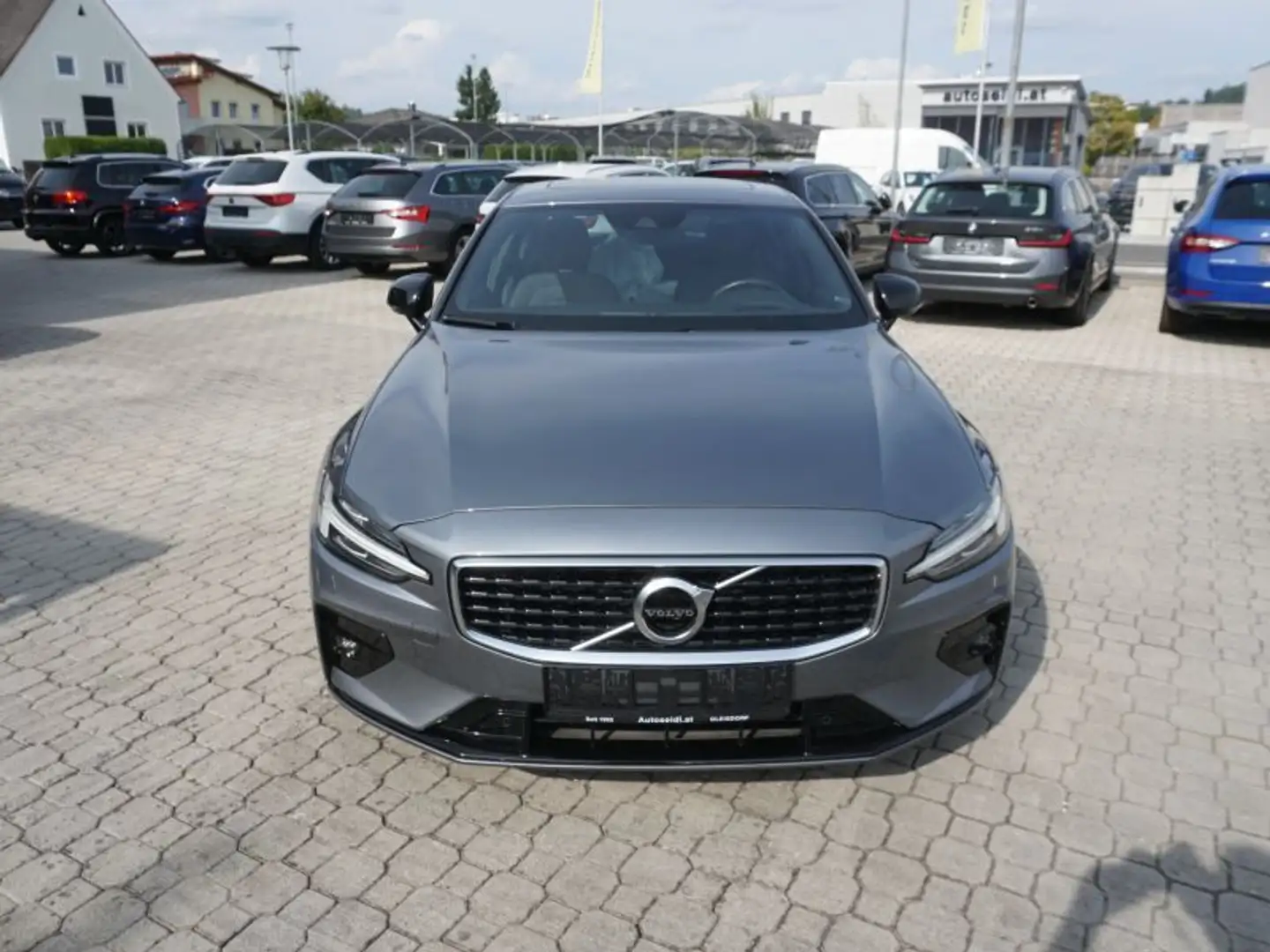 Volvo S60 T5 AWD R-Design Pro Aut. *NAVI+LED+SOUNDSYSTEM* Grau - 2