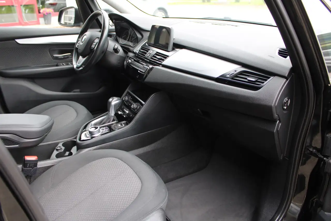 BMW 220 i Advantage Autom AHK NAV PDC SH 5