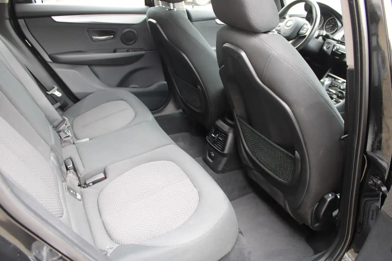 BMW 220 i Advantage Autom AHK NAV PDC SH 6