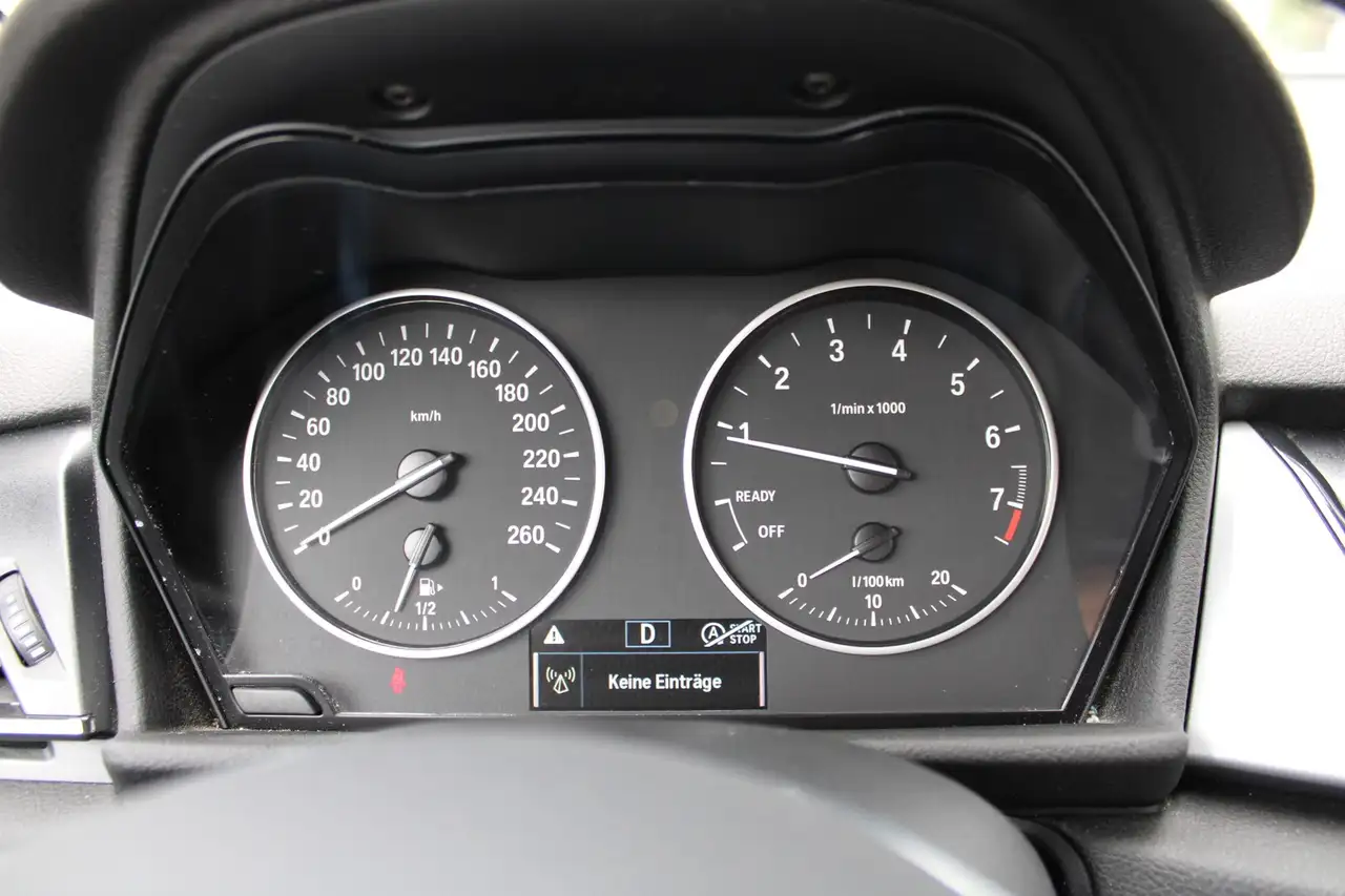 BMW 220 i Advantage Autom AHK NAV PDC SH 13