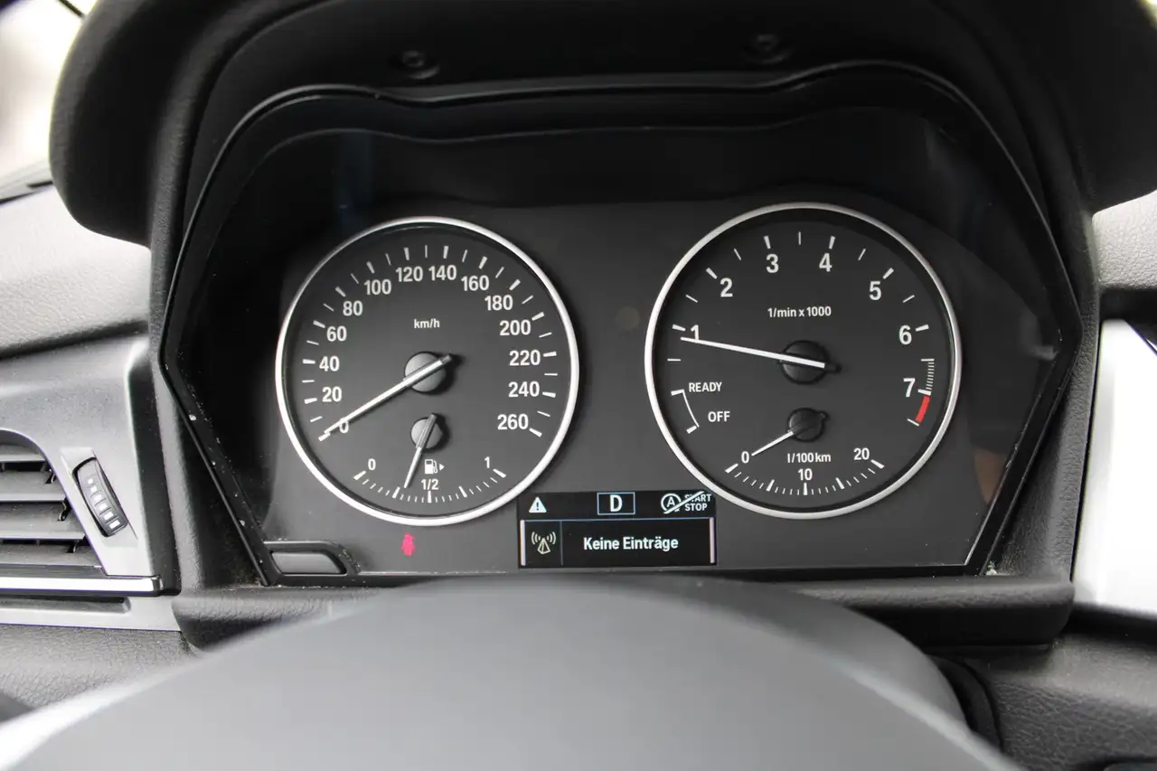 BMW 220 i Advantage Autom AHK NAV PDC SH 12