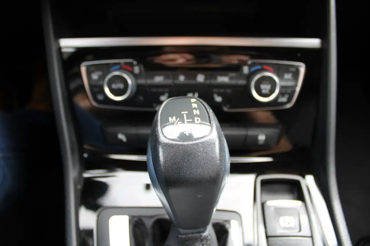 BMW 220 i Advantage Autom AHK NAV PDC SH 10