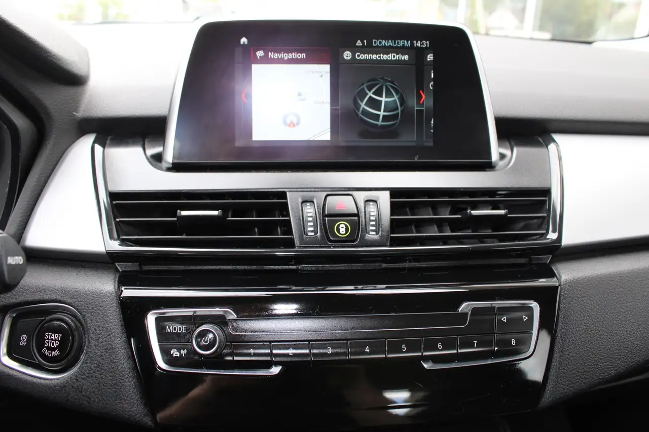 BMW 220 i Advantage Autom AHK NAV PDC SH 11
