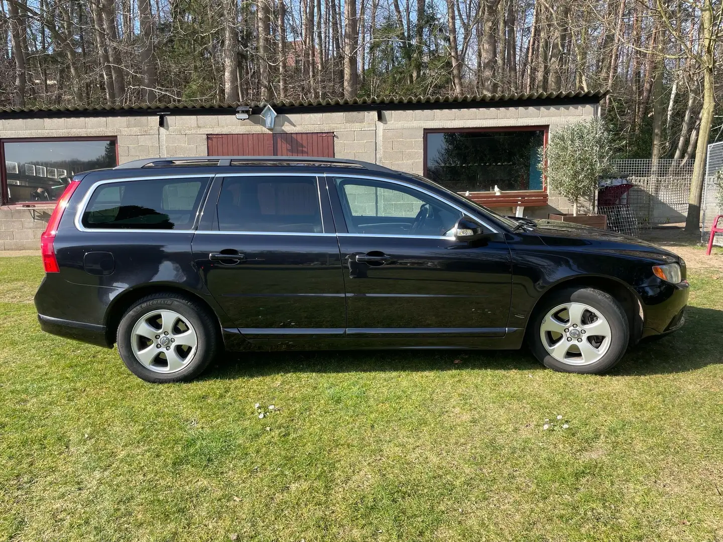 Volvo V70 V70 D5 AWD Aut. Momentum Zwart - 1