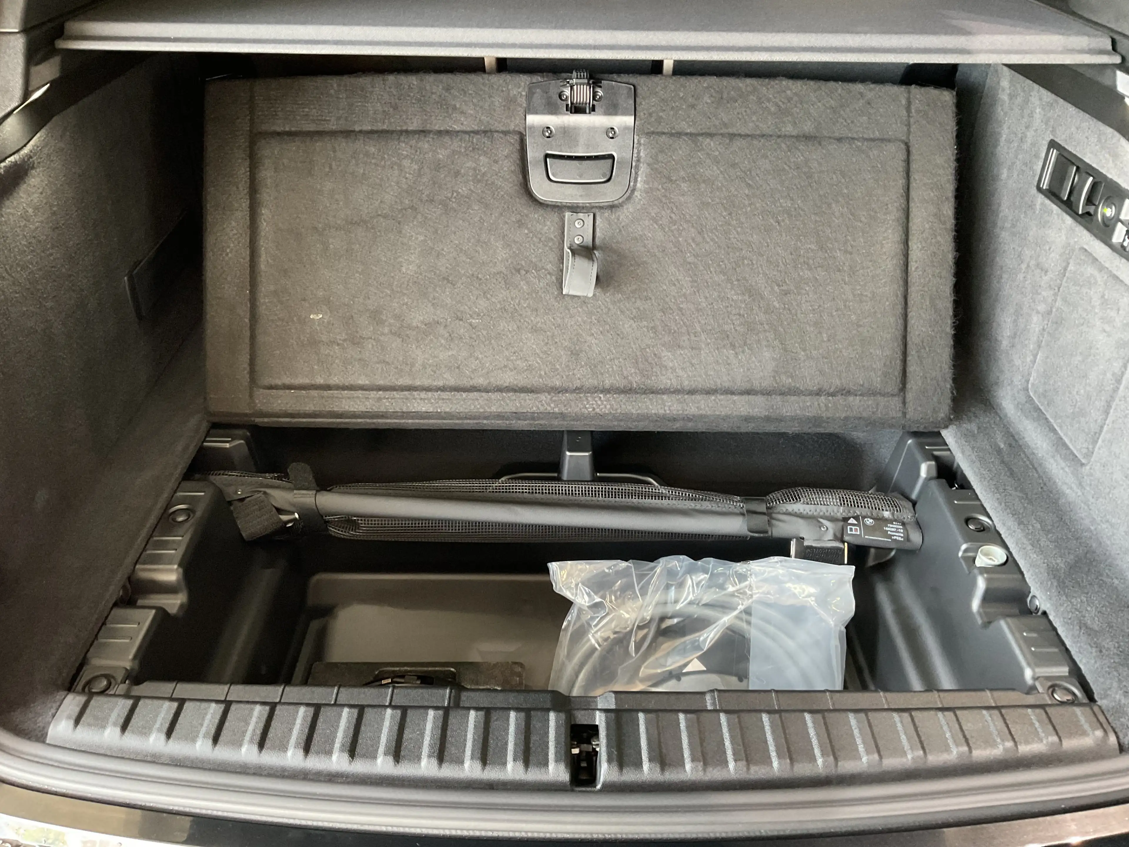BMW iX xDrive60 |Aktivlenkung |Luftfederung |Sky Lounge — photo 11