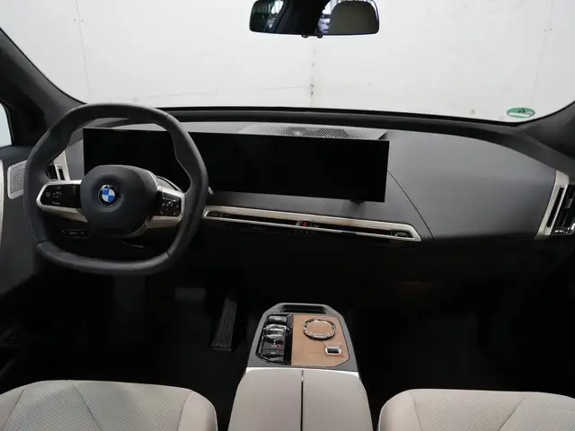 BMW iX view 3