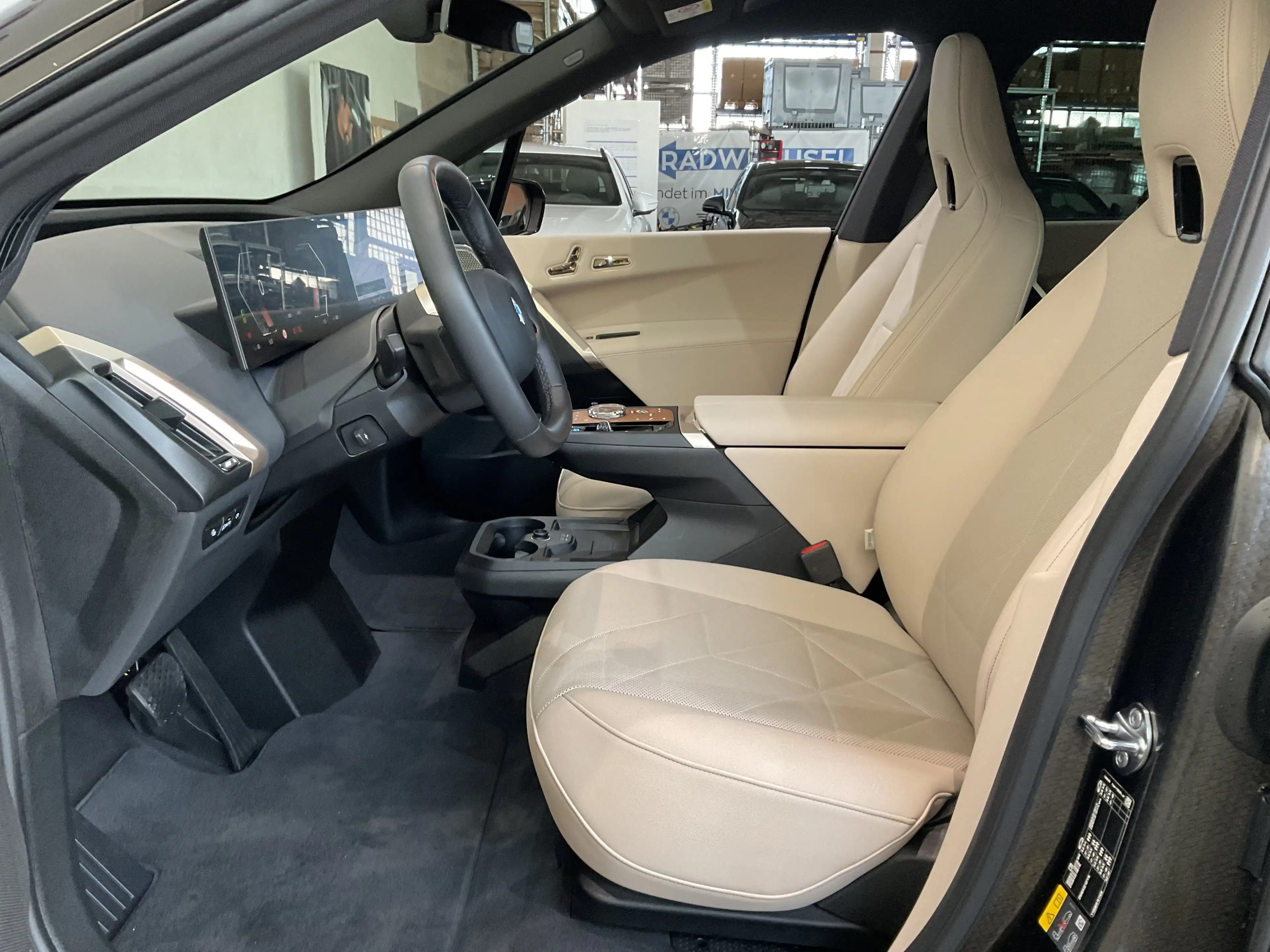 BMW iX xDrive60 |Aktivlenkung |Luftfederung |Sky Lounge — photo 7