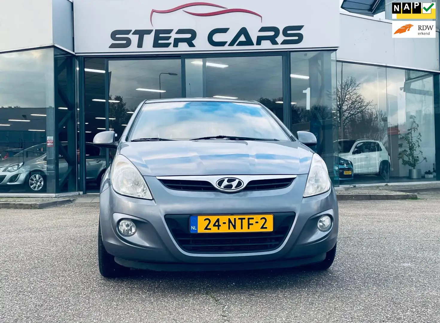 Hyundai i20 1.4i DynamicVersion, Airco, 5Deurs. NAP, APK Gris - 1