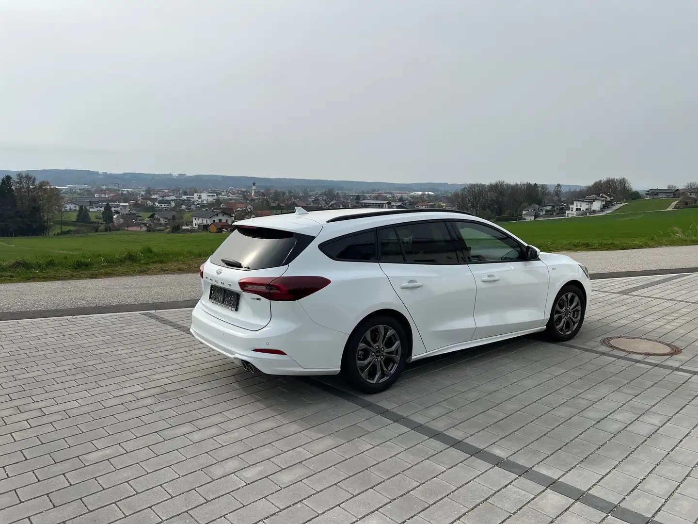 Ford Focus Focus Turnier 1,0 EcoBoost Hybrid ST-Line Design ST-Line Design Weiß - 2