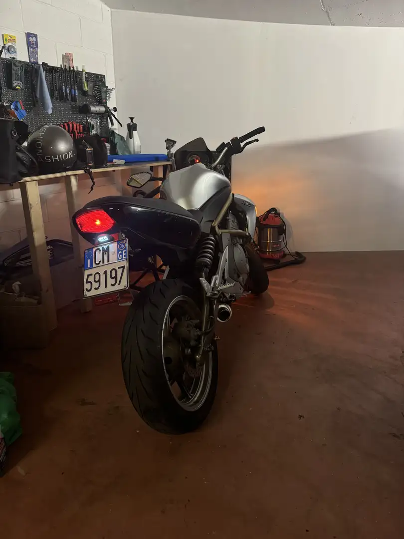 Kawasaki ER - 6 N Grijs - 2