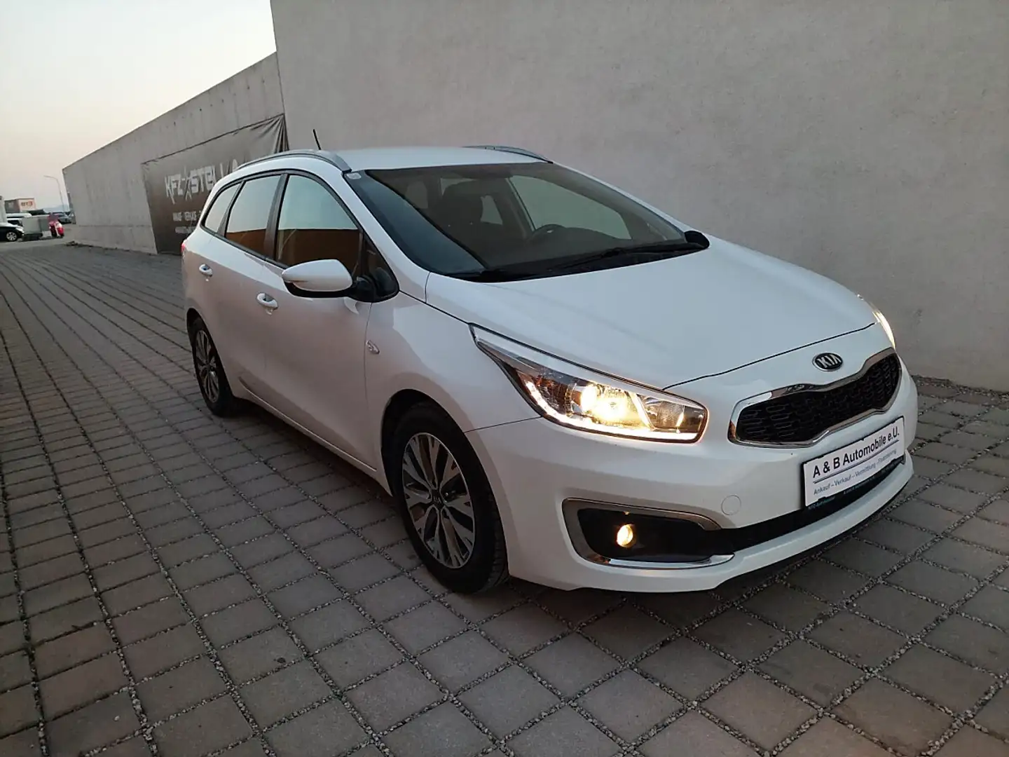 Kia Ceed SW / cee'd SW cee'd SW 1,6 CRDi Titan Finanzierung möglich Weiß - 2