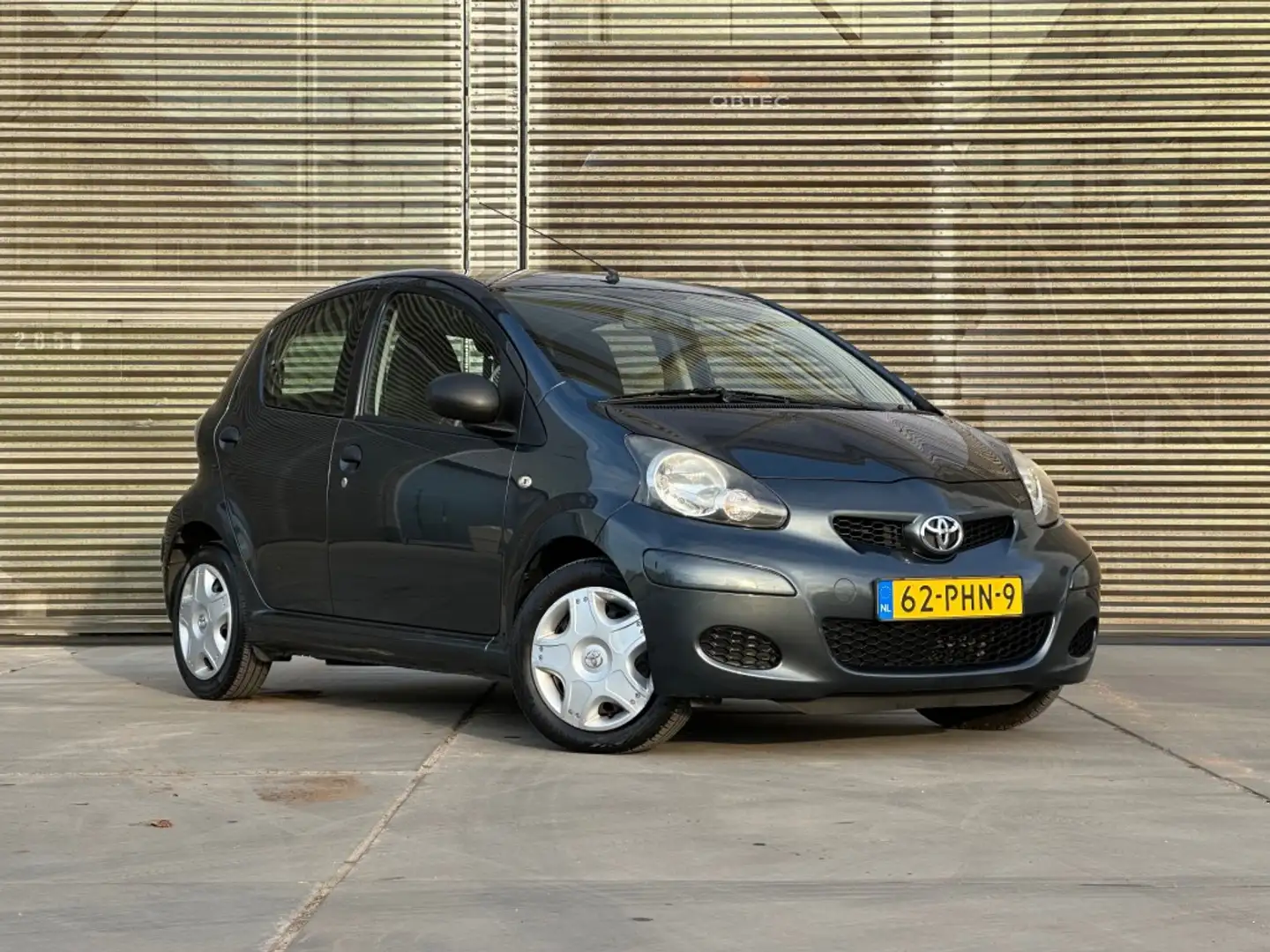 Toyota Aygo 1.0-12V COOL AIRCO !! 5drs APK 11-8-2026 !! Grijs - 2