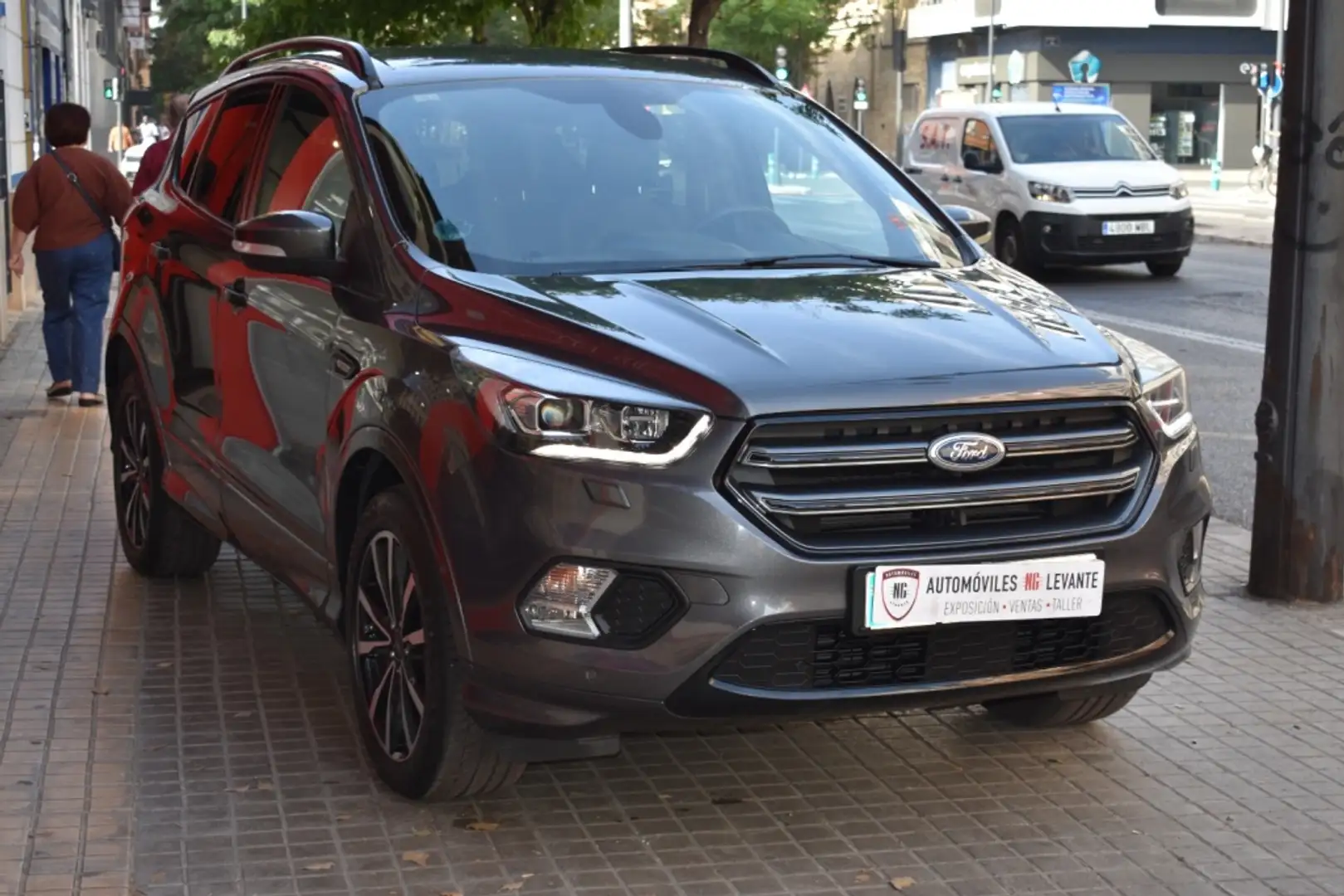 Ford Kuga 1.5 EcoB. Auto S&S ST-Line 4x2 150 Gris - 2