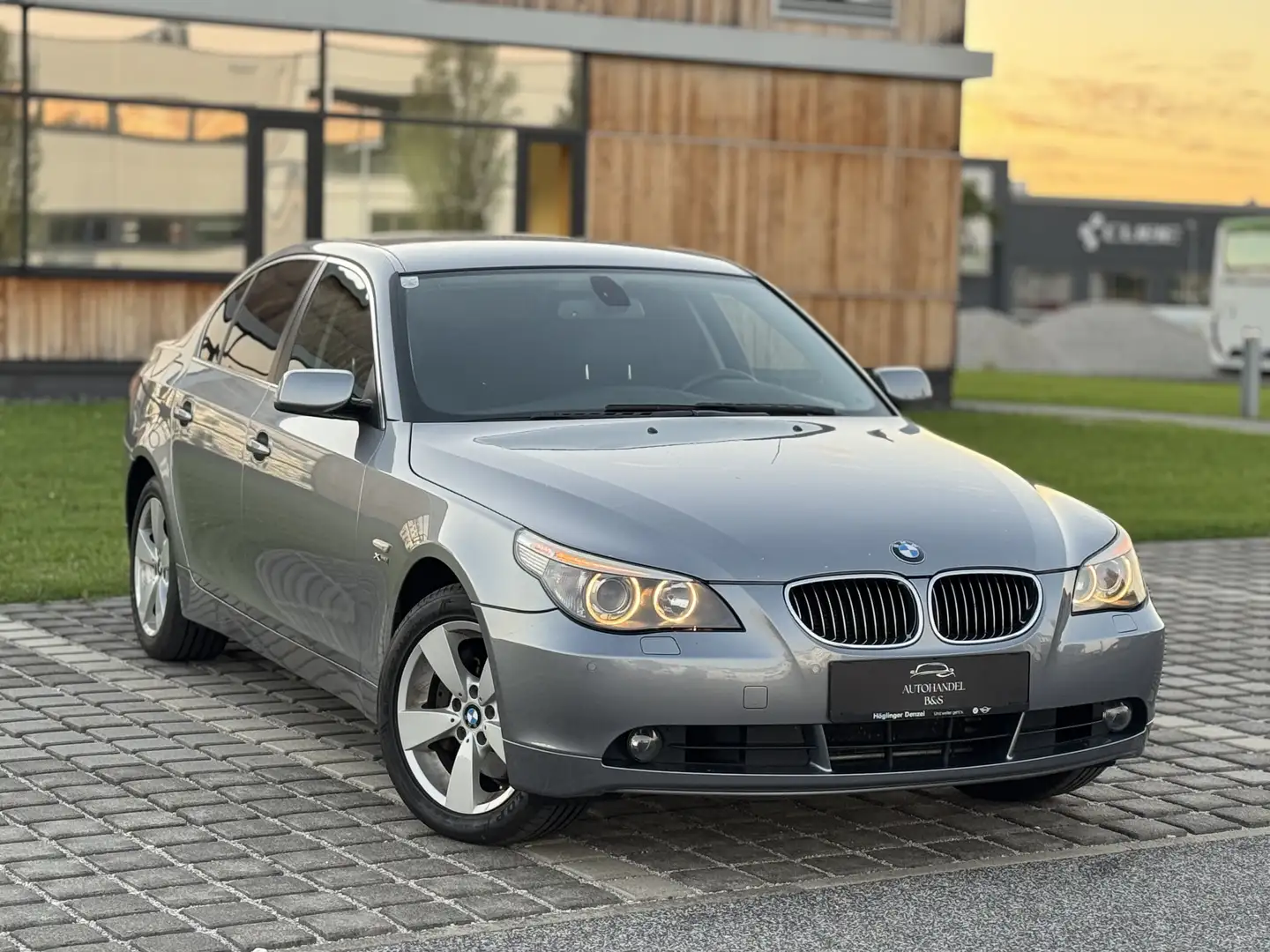 BMW 525 525xi Ö-Paket *LEDER, SPORTSITZE, NAVI* Gris - 1