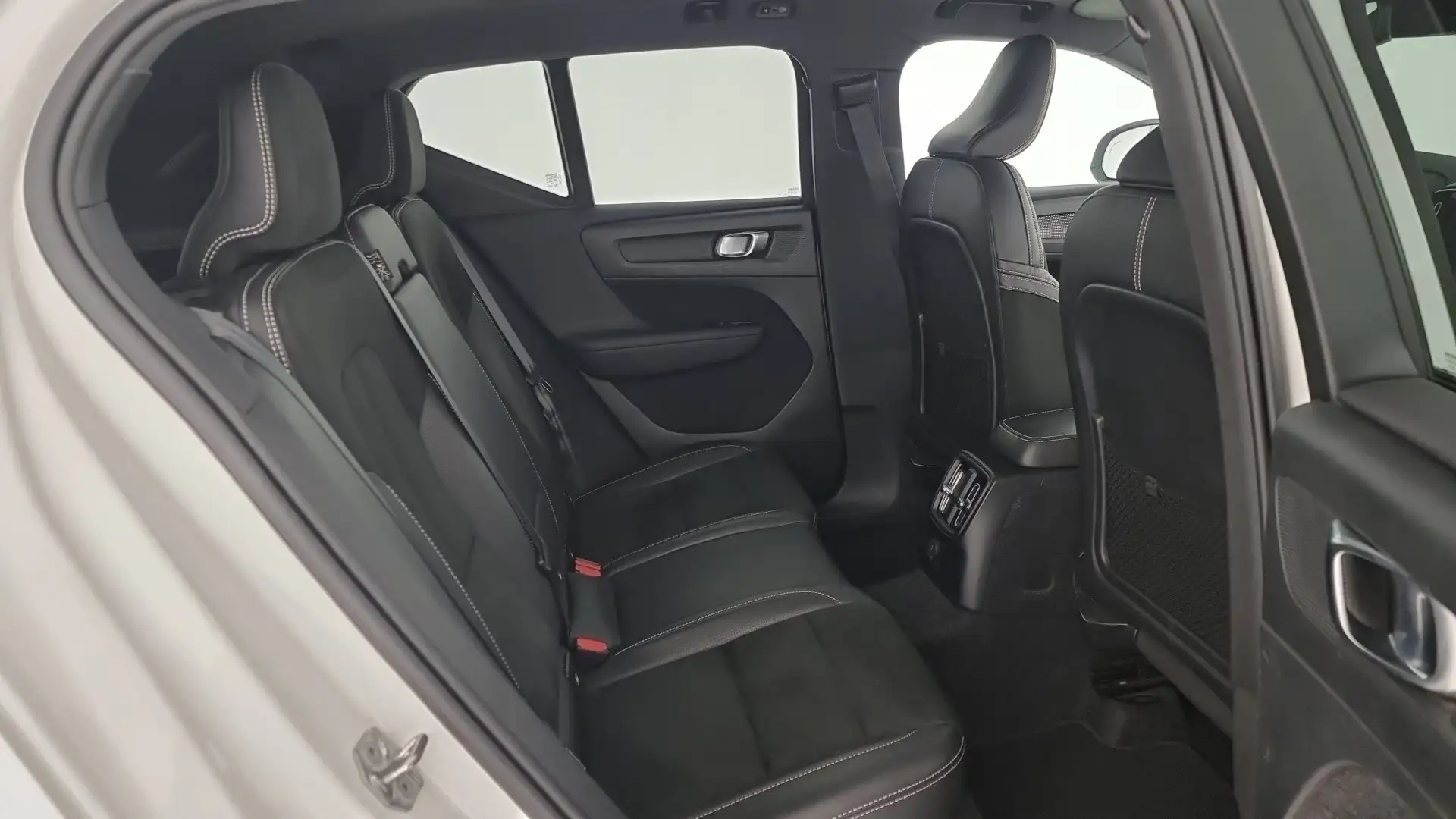 Volvo XC40 T5 Recharge Plug-in Hybrid R-design Weiß - 2