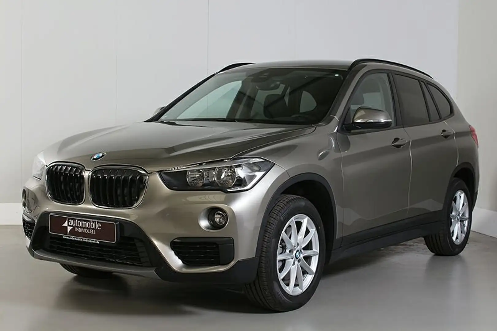 BMW X1 xDrive18d Advantage Navigation Klimaautomatik Silber - 1
