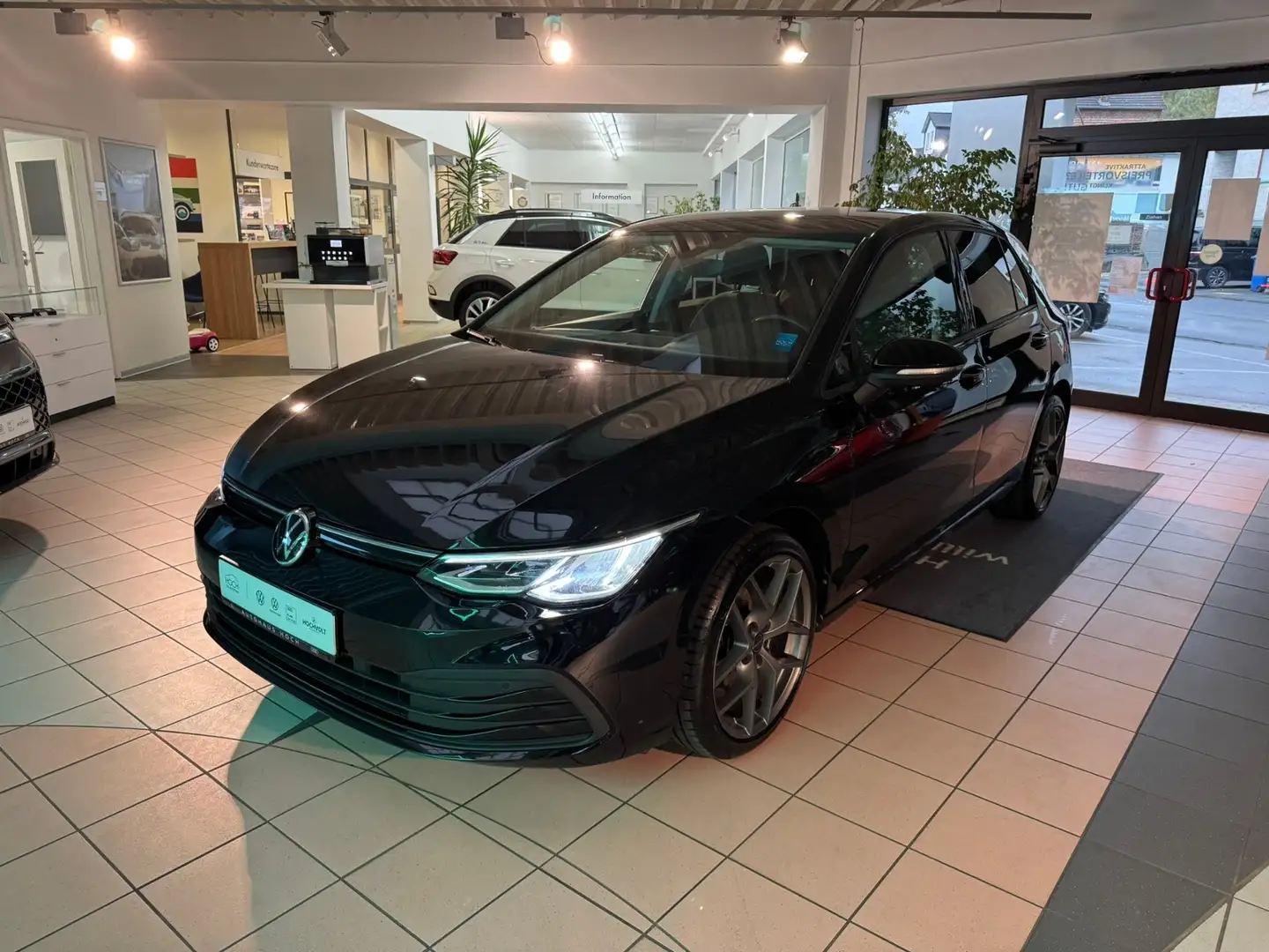 Volkswagen Golf VIII 1.5 TSI Life ACC+LED+Navi+AppConnect Schwarz - 2