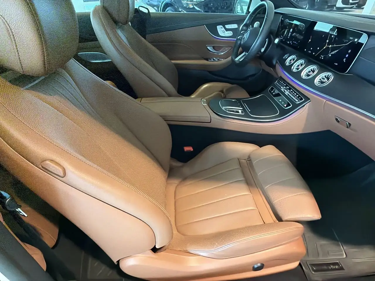 Mercedes-Benz E-Class снимка Mercedes-Benz E-Class